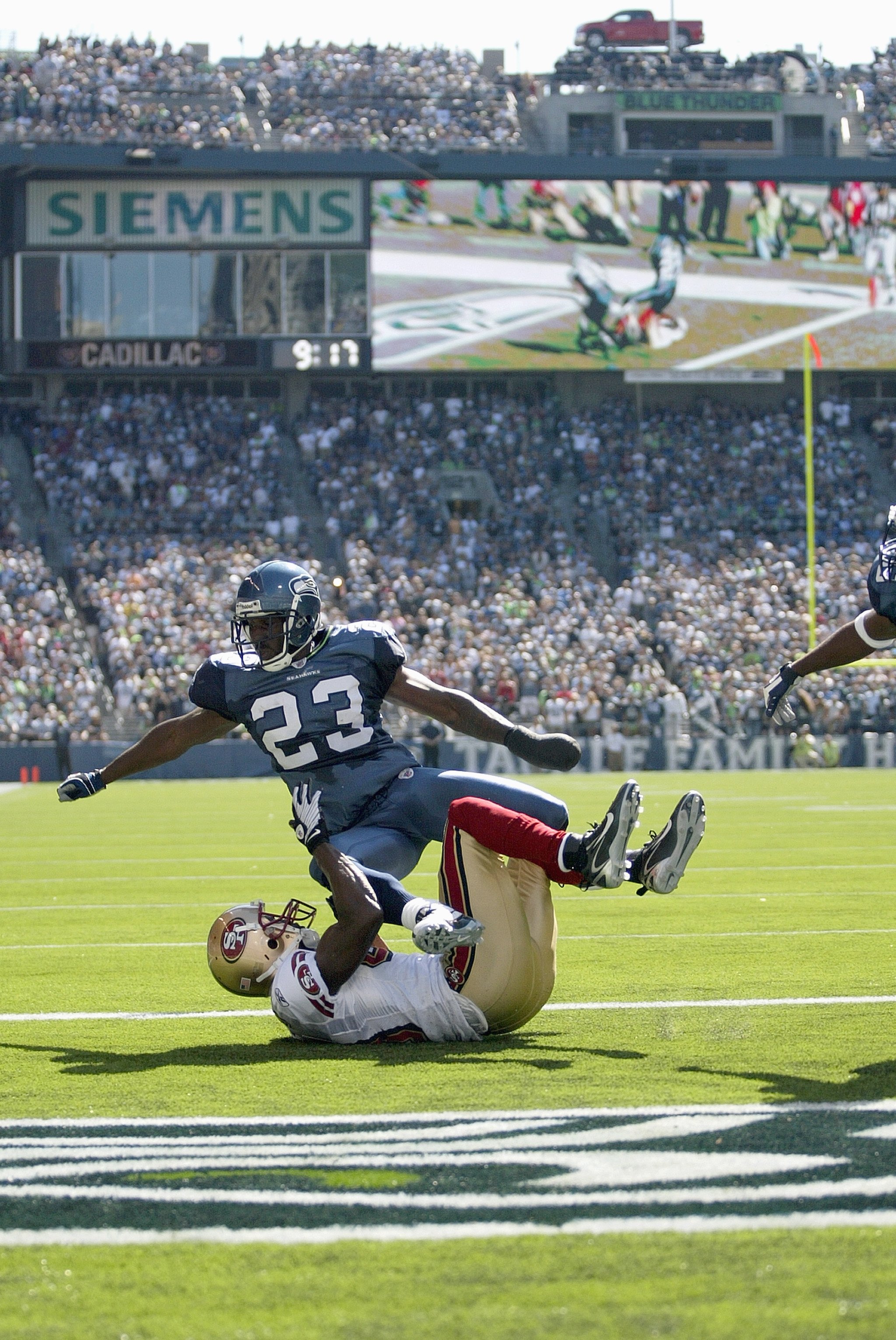 Seattle's Lofa Tatupu recovers a fumble by the 49ers in the second News  Photo - Getty Images