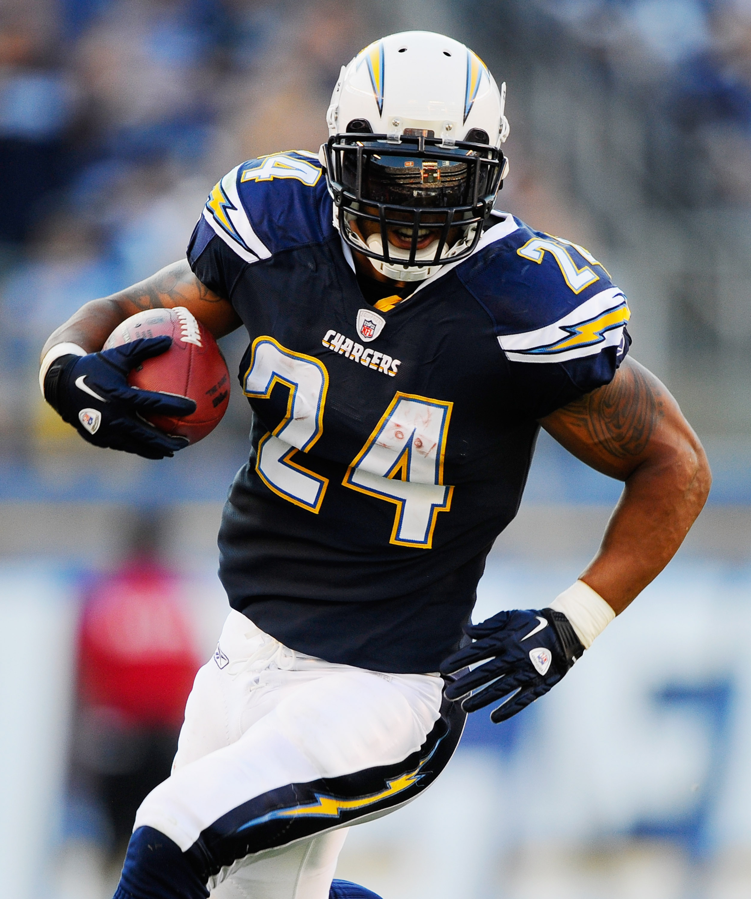 San Diego Charger Shaun Phillips (95) puts pressure on Arizona Cardinals  quarterback Kurt Warner (13) during the second quarter of the final season  game at Qualcomm Stadium in San Diego on December