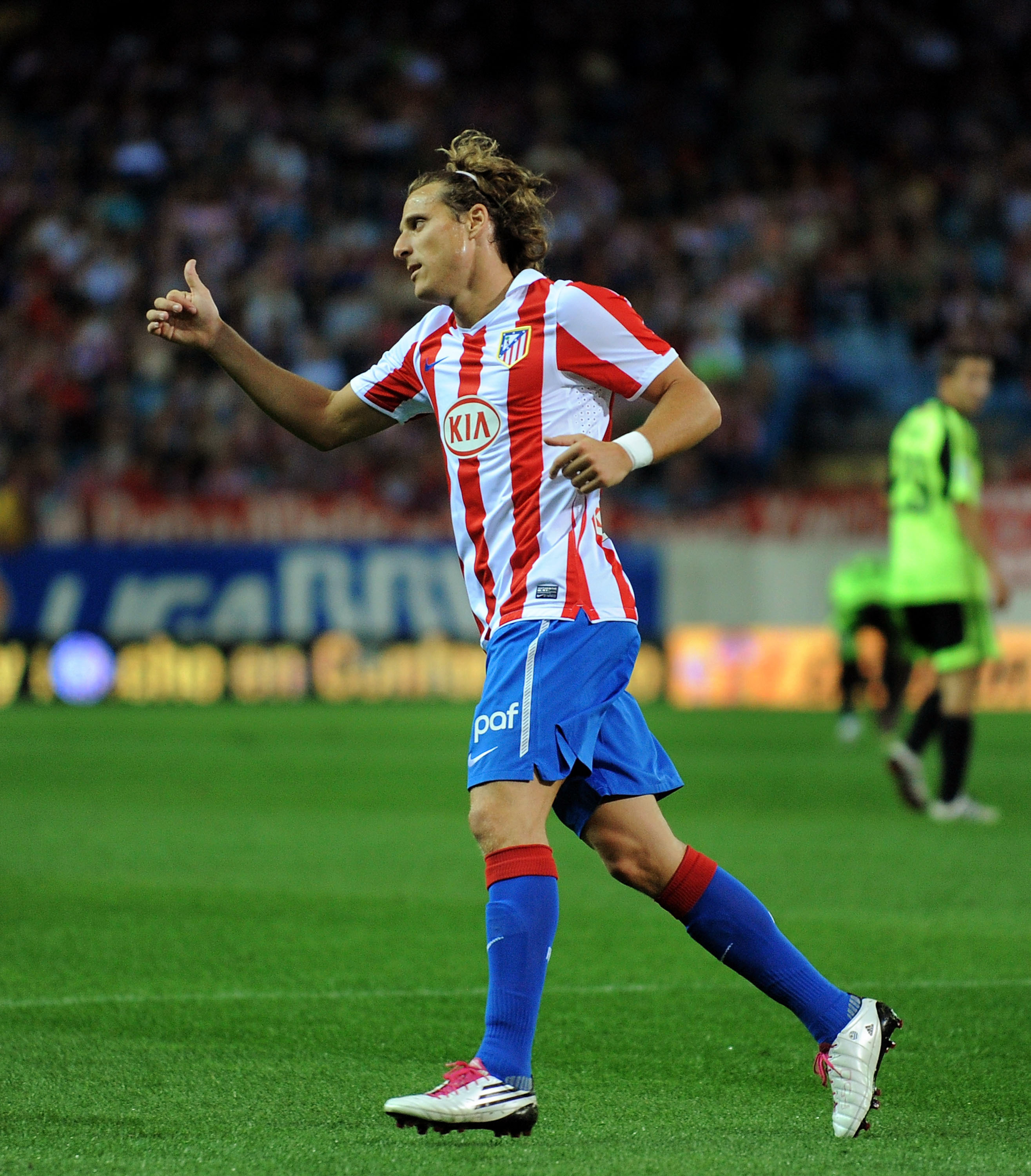 MADRID, SPAIN - SEPTEMBER 26: Diego Forlan of Atletico Madrid signals to a teammate during the La Liga match between Atletico Madrid and Real Zaragoza at the Vicente Calderon stadium on September 26, 2010 in Madrid, Spain.  (Photo by Denis Doyle/Getty Ima