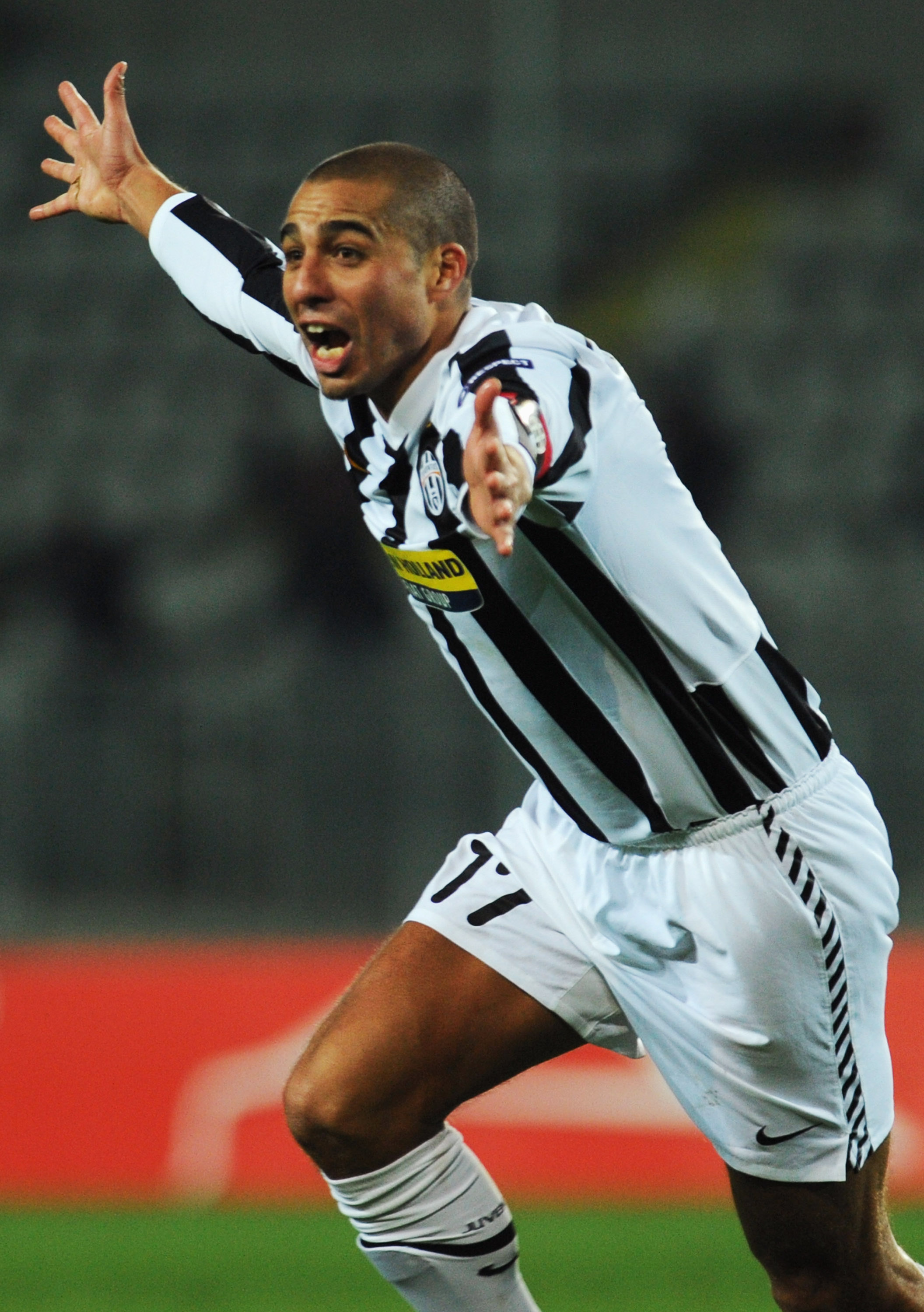 TURIN, ITALY - MARCH 11:  David Trezeguet of Juventus FC celebrates his goal during the UEFA Europa League last 16, first leg match between Juventus FC and Fulham FC on March 11, 2010 in Turin, Italy.  (Photo by Valerio Pennicino/Getty Images)