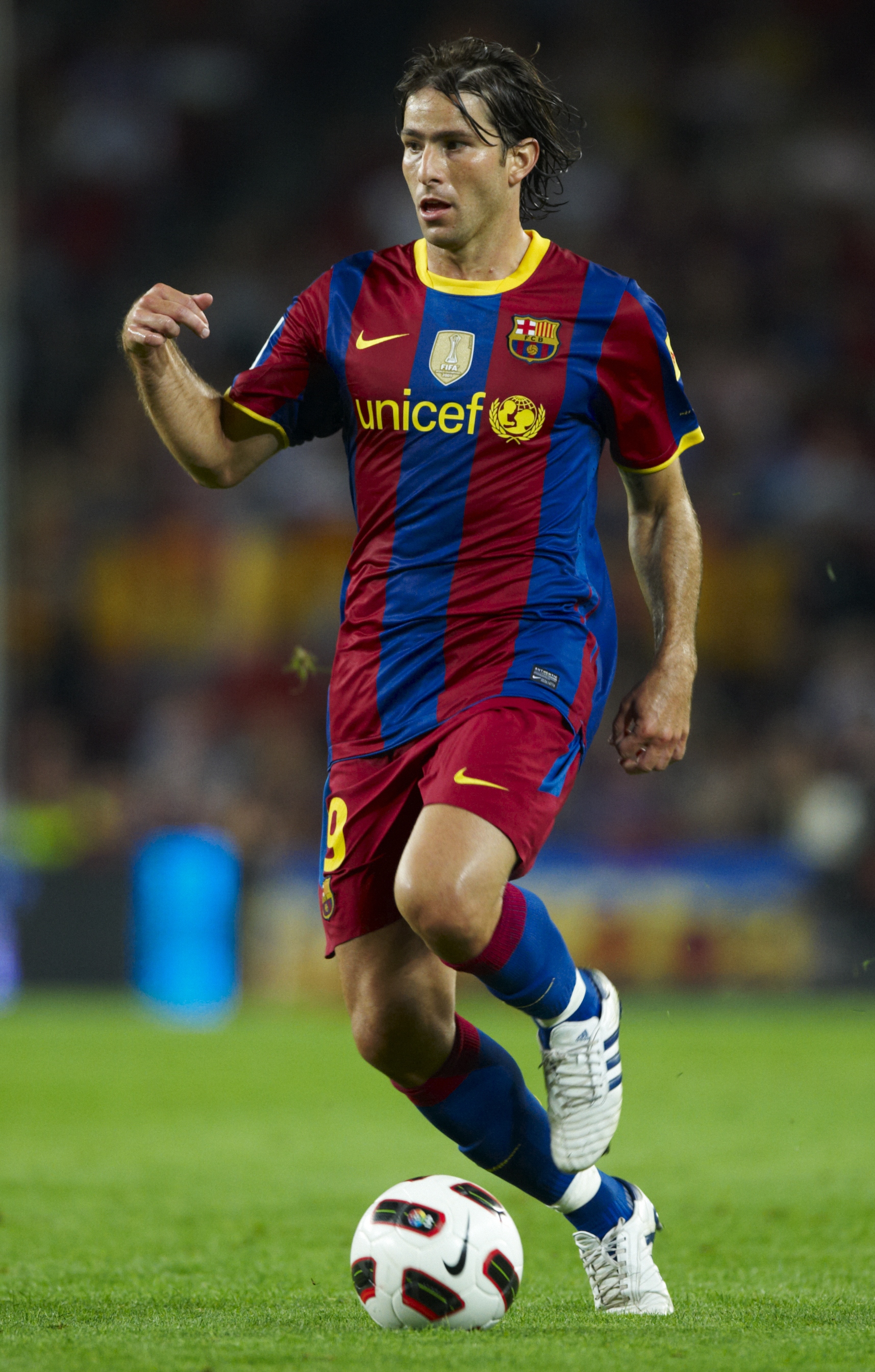 BARCELONA, SPAIN - SEPTEMBER 22:  Maxwell of Barcelona runs with the ball during the La Liga match between Barcelona and Sporting de Gijon at Nou Camp on September 22, 2010 in Barcelona, Spain. Barcelona won 1-0.  (Photo by Manuel Queimadelos Alonso/Getty