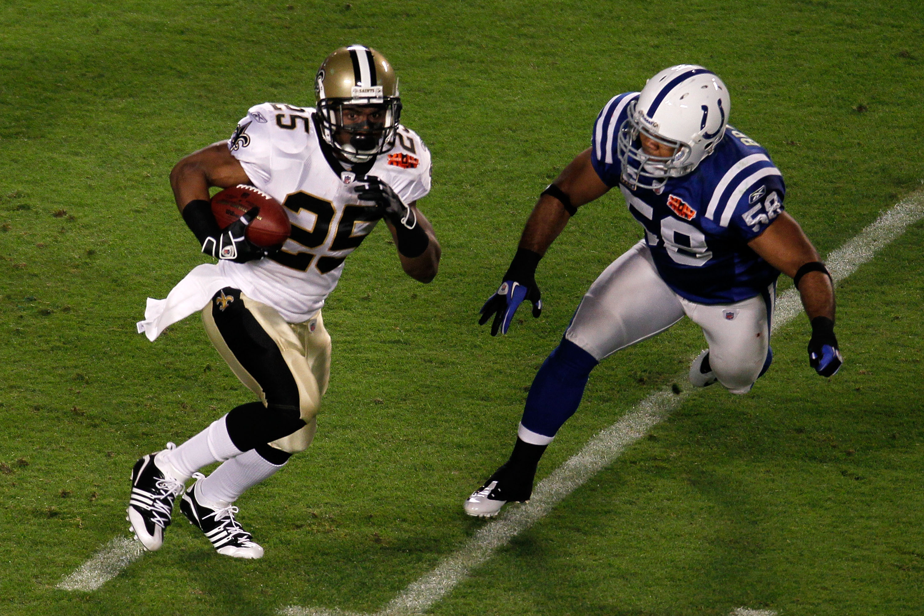 Reggie Bush #25 of the New Orleans Saints is tackled by Quintin