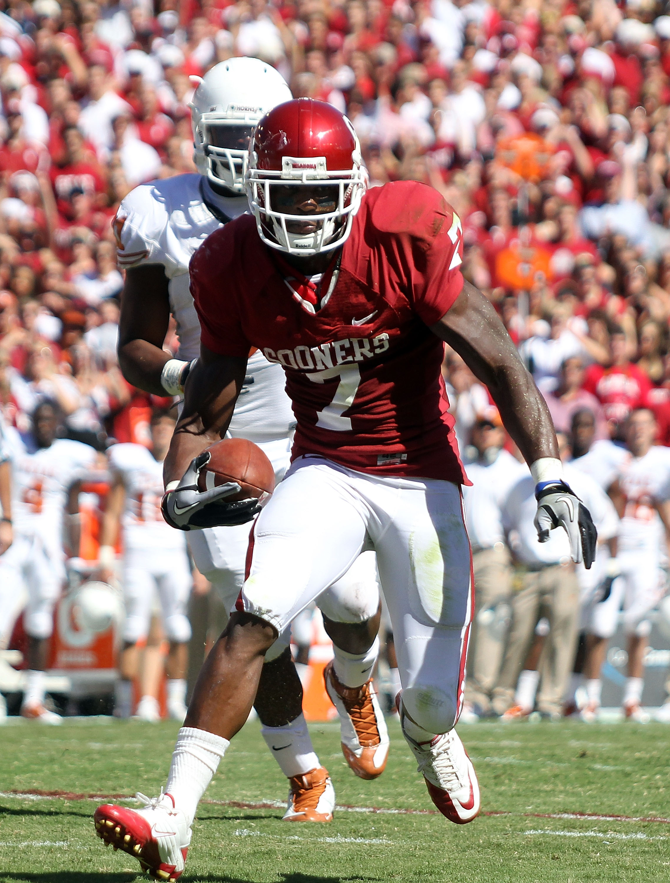 DALLAS - OCTOBER 02:  Running back Demarco Murray #7 of the Oklahoma Sooners runs for a touchdown against the Texas Longhorns in the first quarter at the Cotton Bowl on October 2, 2010 in Dallas, Texas.  (Photo by Ronald Martinez/Getty Images)