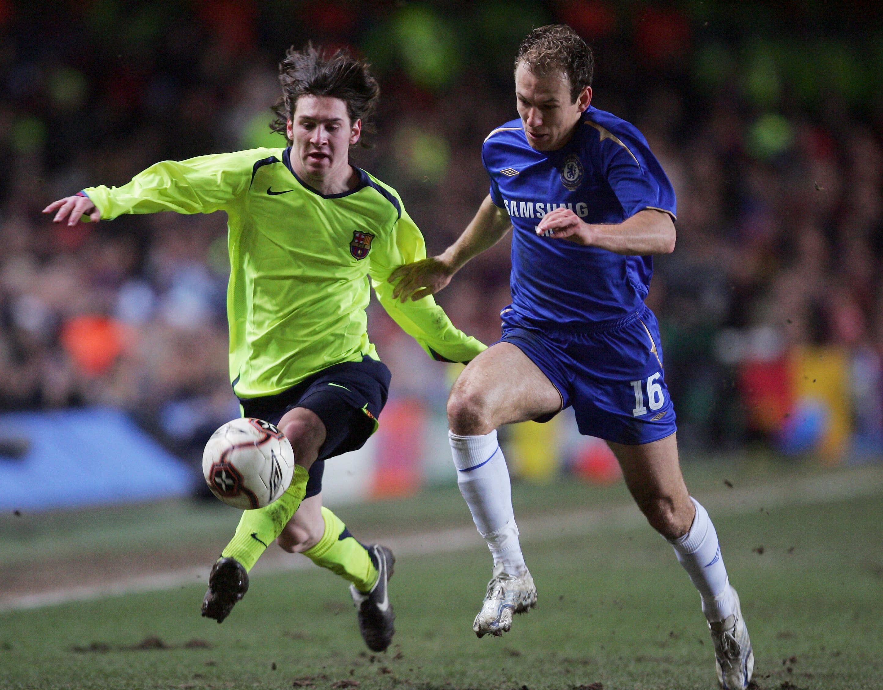 LONDON - FEBRUARY 22:  Lionel Messi of Barcelonabattles with Arjen Robben of Chelsea during the UEFA Champions League Round of 16, First Leg match between Chelsea and Barcelona at Stamford Bridge on February 22, 2006 in London, England.  (Photo by Mike He