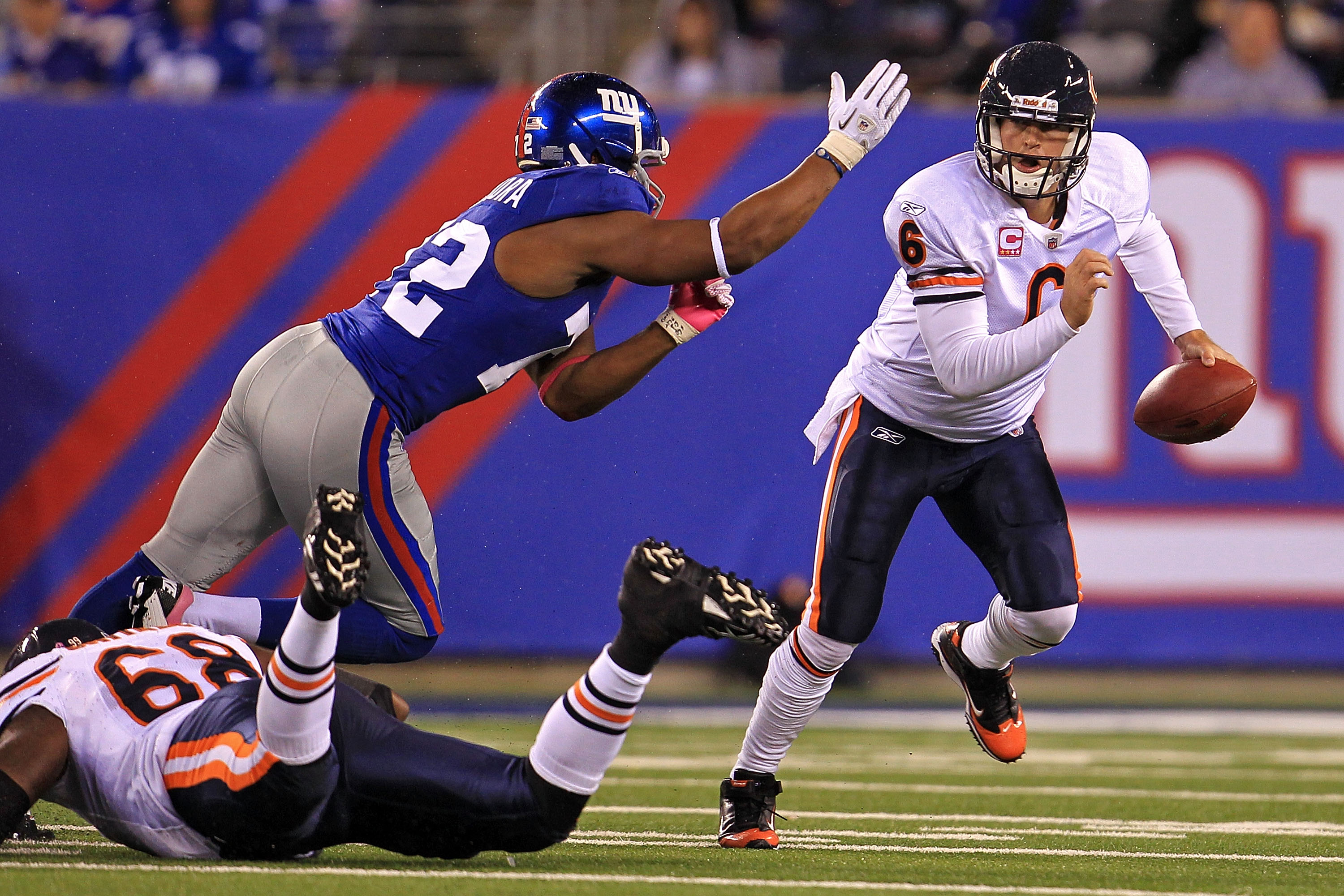 EAST RUTHERFORD, NJ - OCTOBER 03: Jay Cutler #6 of the Chicago Bears gets chased by Osi Umenyiora #72 of the New York Giants at New Meadowlands Stadium on October 3, 2010 in East Rutherford, New Jersey. (Photo by Chris McGrath/Getty Images)