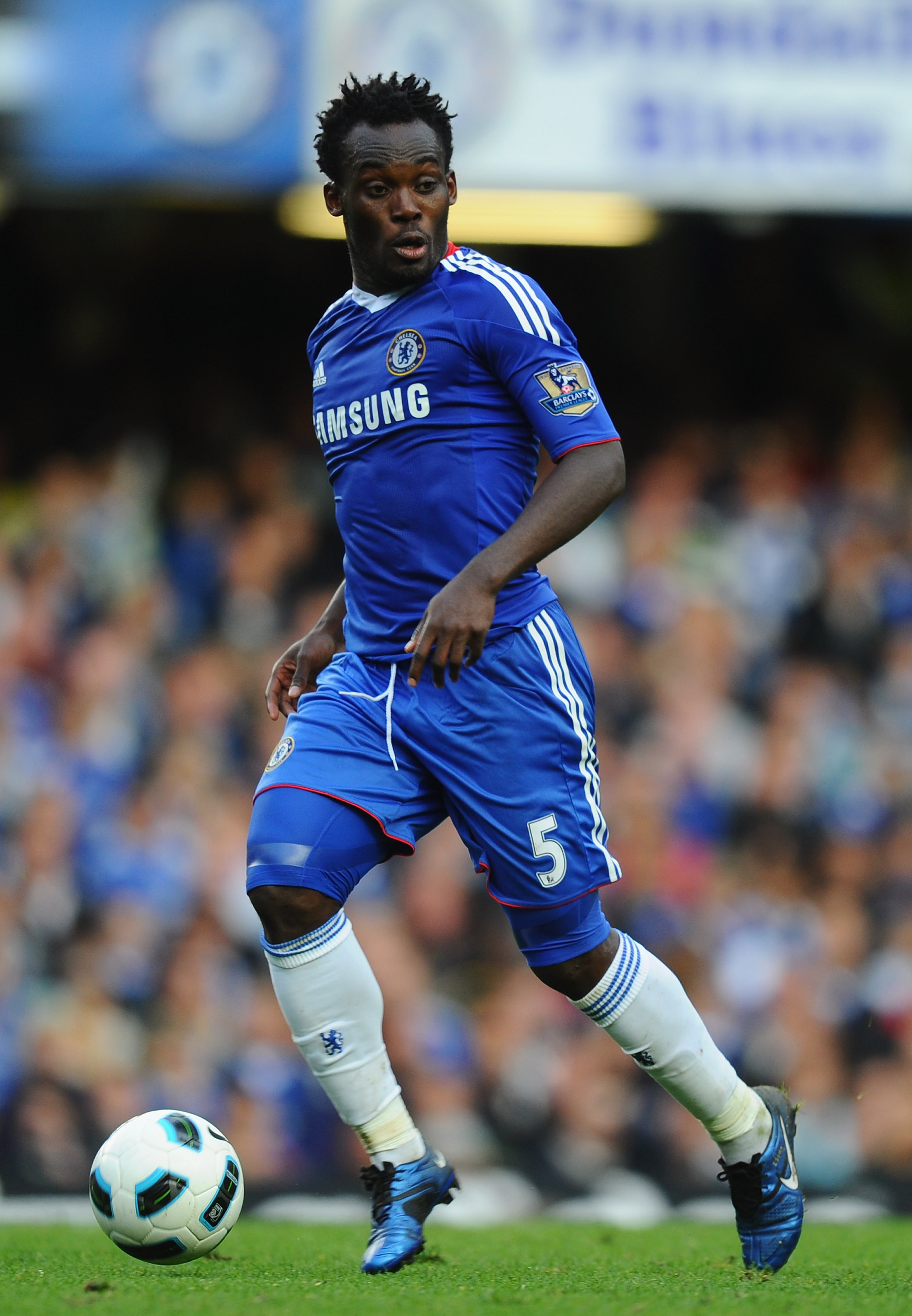 LONDON, ENGLAND - OCTOBER 03:  Michael Essien of Chelsea in action during the Barclays Premier League match between Chelsea and Arsenal at Stamford Bridge on October 3, 2010 in London, England.  (Photo by Mike Hewitt/Getty Images)