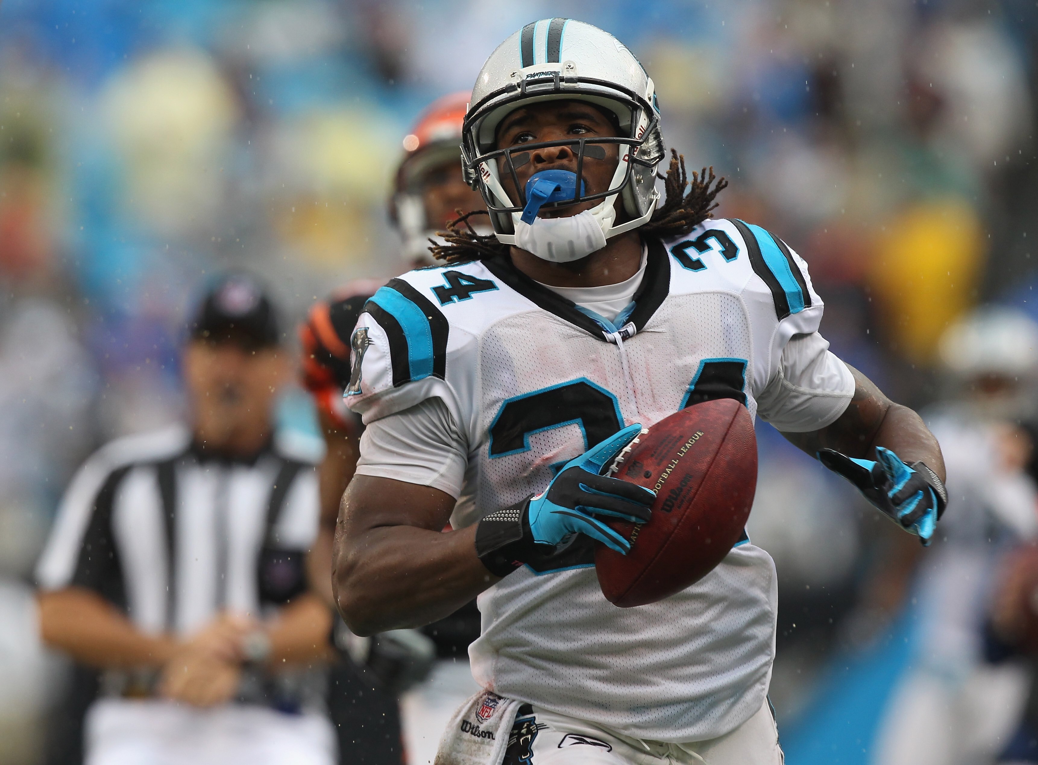 CHARLOTTE, NC - SEPTEMBER 26:  DeAngelo Williams #34 of the Carolina Panthers against the Cincinnati Bengals during their game at Bank of America Stadium on September 26, 2010 in Charlotte, North Carolina.  (Photo by Streeter Lecka/Getty Images)