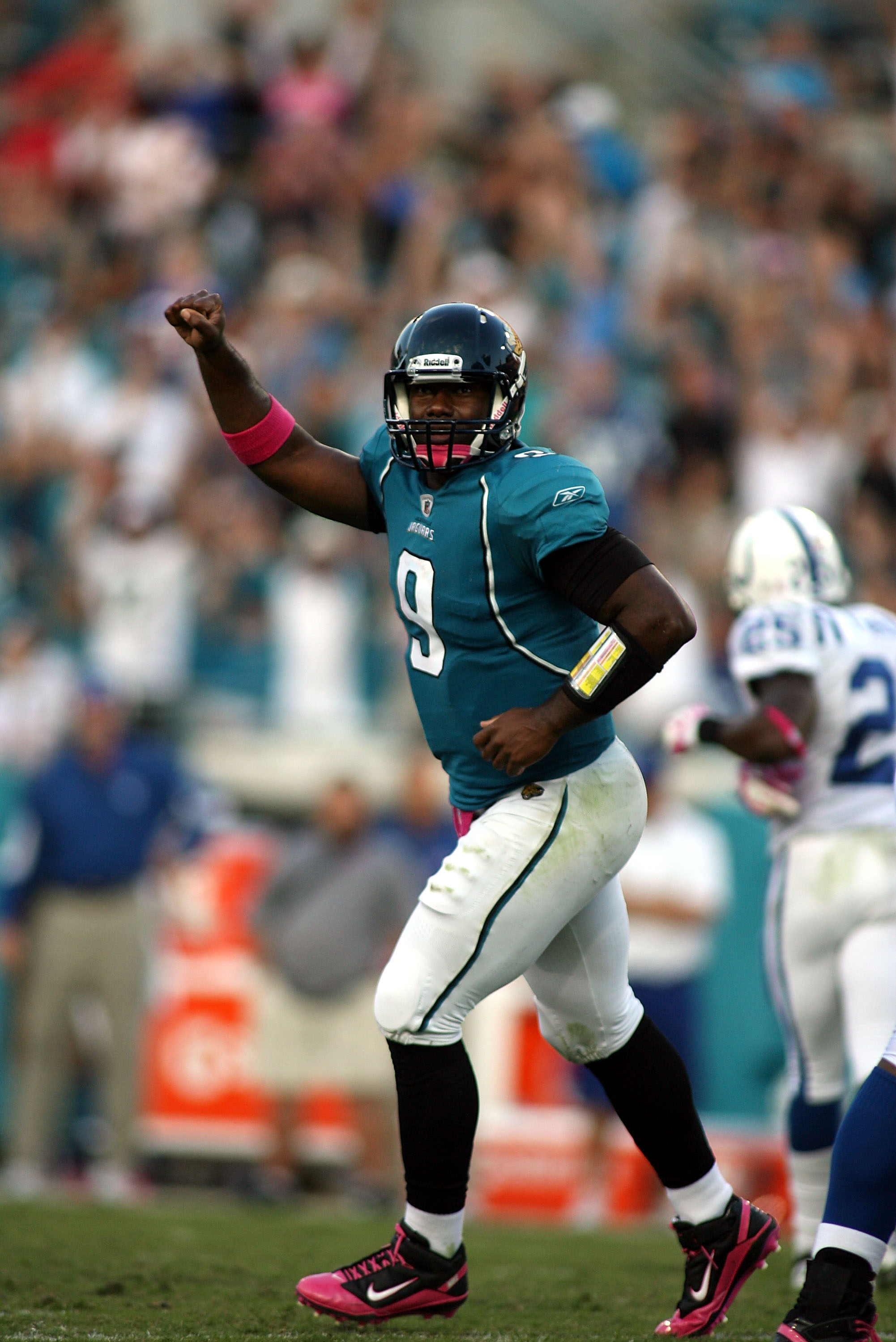 David Garrard of the Jacksonville Jaguars talks to Ben Roethlisberger  News Photo - Getty Images