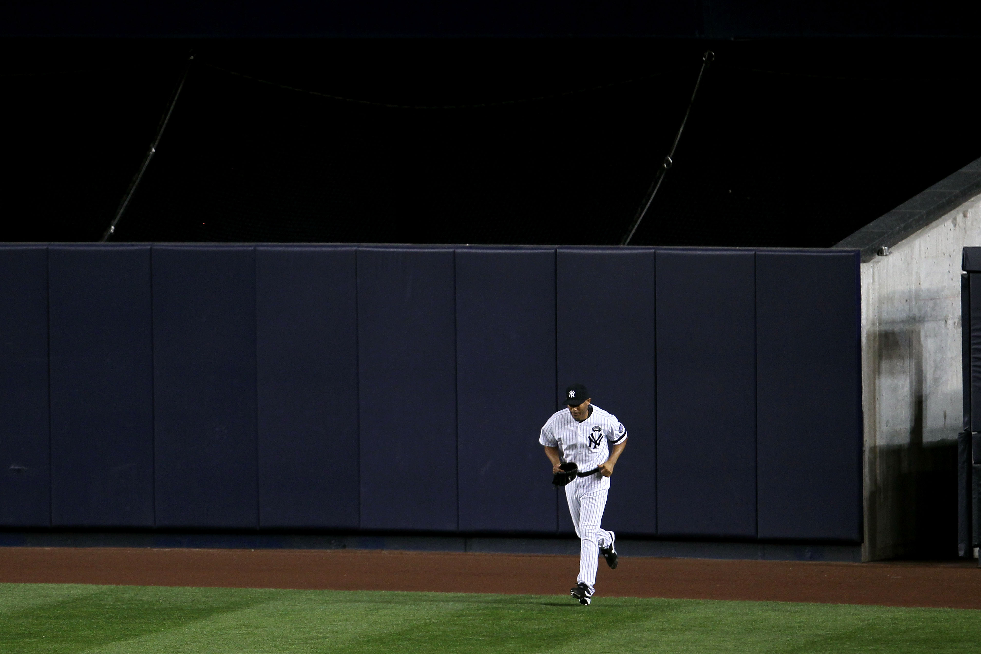 Yankees vs. Rangers: Texas ace Cliff Lee dominates in 8-0 victory over  Yanks in Game 3 of ALCS 