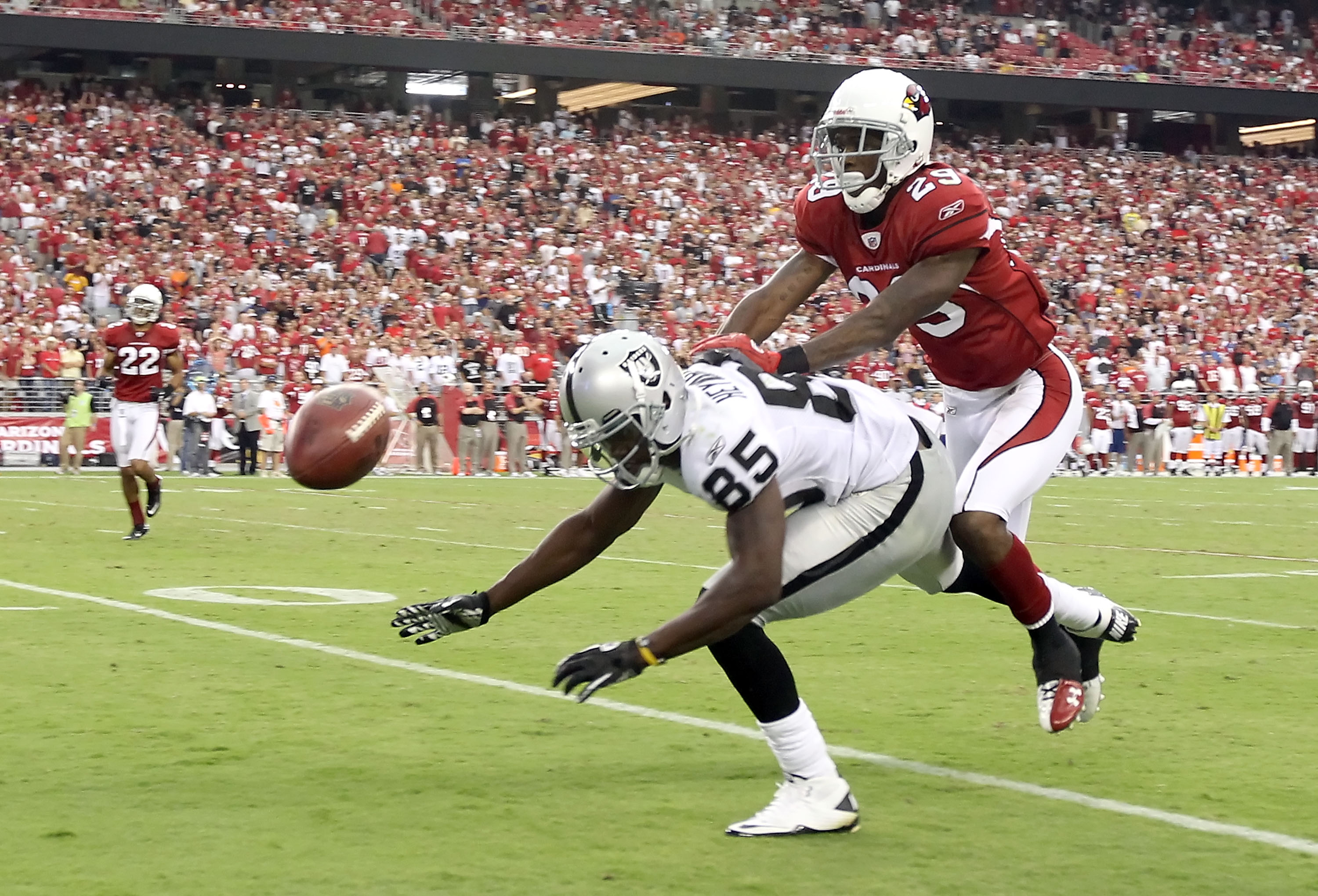 GLENDALE, AZ - SEPTEMBER 26:  Wide receiver Darrius Heyward-Bey #85 of the Oakland Raiders attempts to catch a pass while defended by Dominique Rodgers-Cromartie #29 of the Arizona Cardinals during the NFL game at the University of Phoenix Stadium on Sept