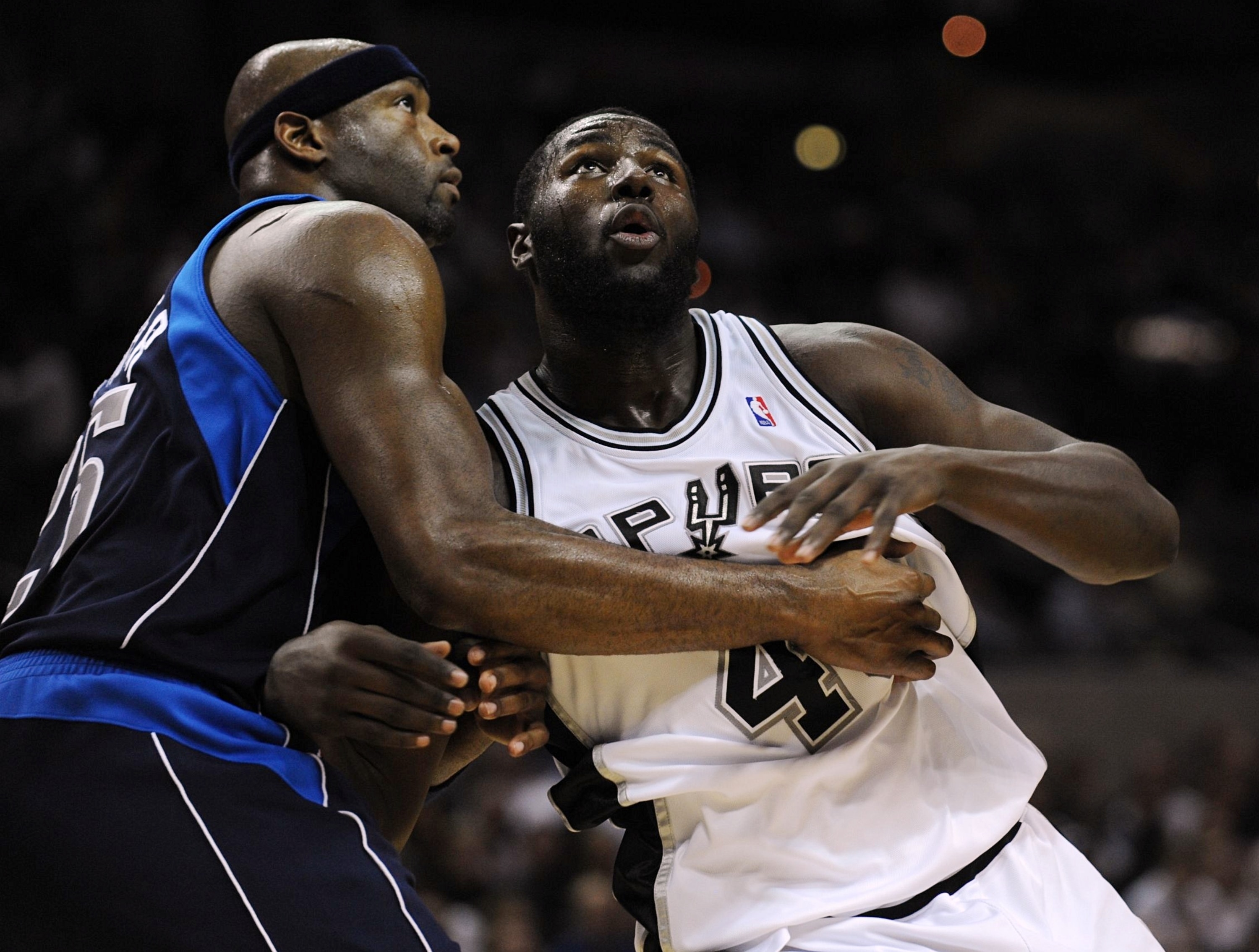 SAN ANTONIO - NOVEMBER 11: Antonio McDyess #25 of the Dallas Mavericks and DeJuan Blair #45 of the San Antonio Spurs battle for position during the game at AT&T Center on November 11, 2009 in San Antonio, Texas. NOTE TO USER: User expressly acknowledges