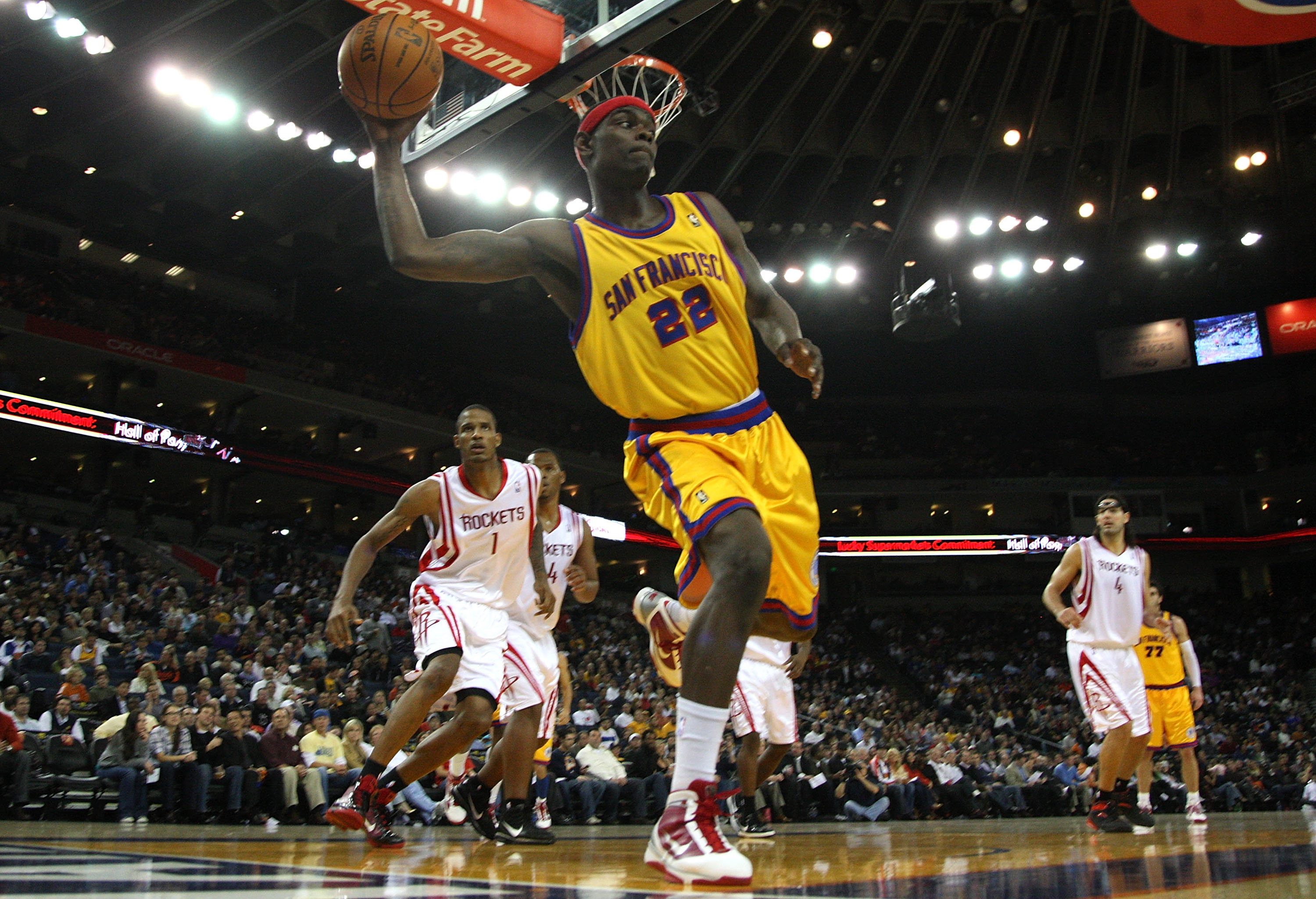 OAKLAND, CA - DECEMBER 03: Anthony Morrow #22 of the Golden State Warriors saves the ball from going out of bounds against the Houston Rockets during an NBA game at Oracle Arena on December 3, 2009 in Oakland, California. NOTE TO USER: User expressly ackn