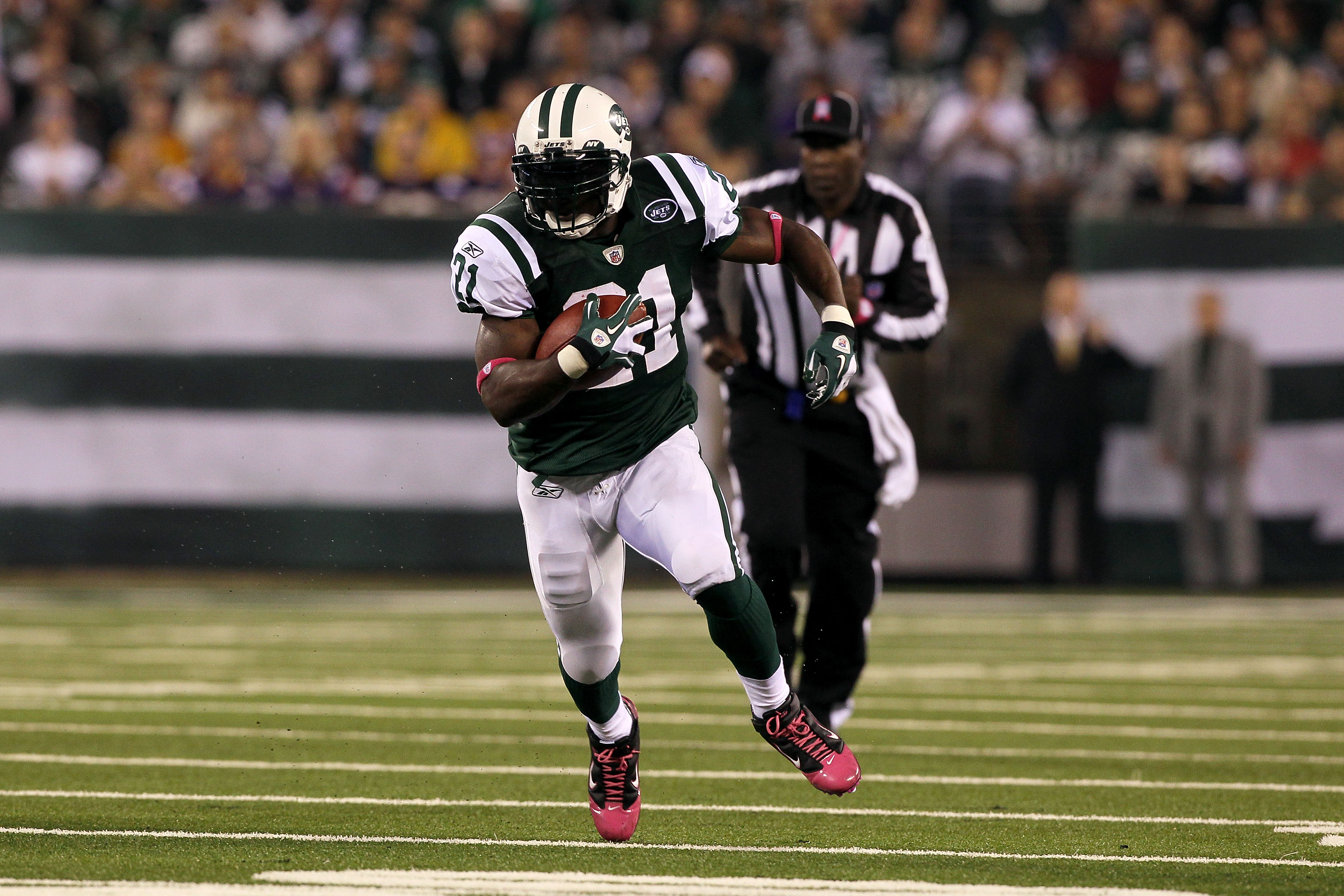 21 November 2010: New York Jets running back LaDainian Tomlinson (21)  carries the ball during the second half of the game at the New Meadowlands  Stadium in East Rutherford, New Jersey. The