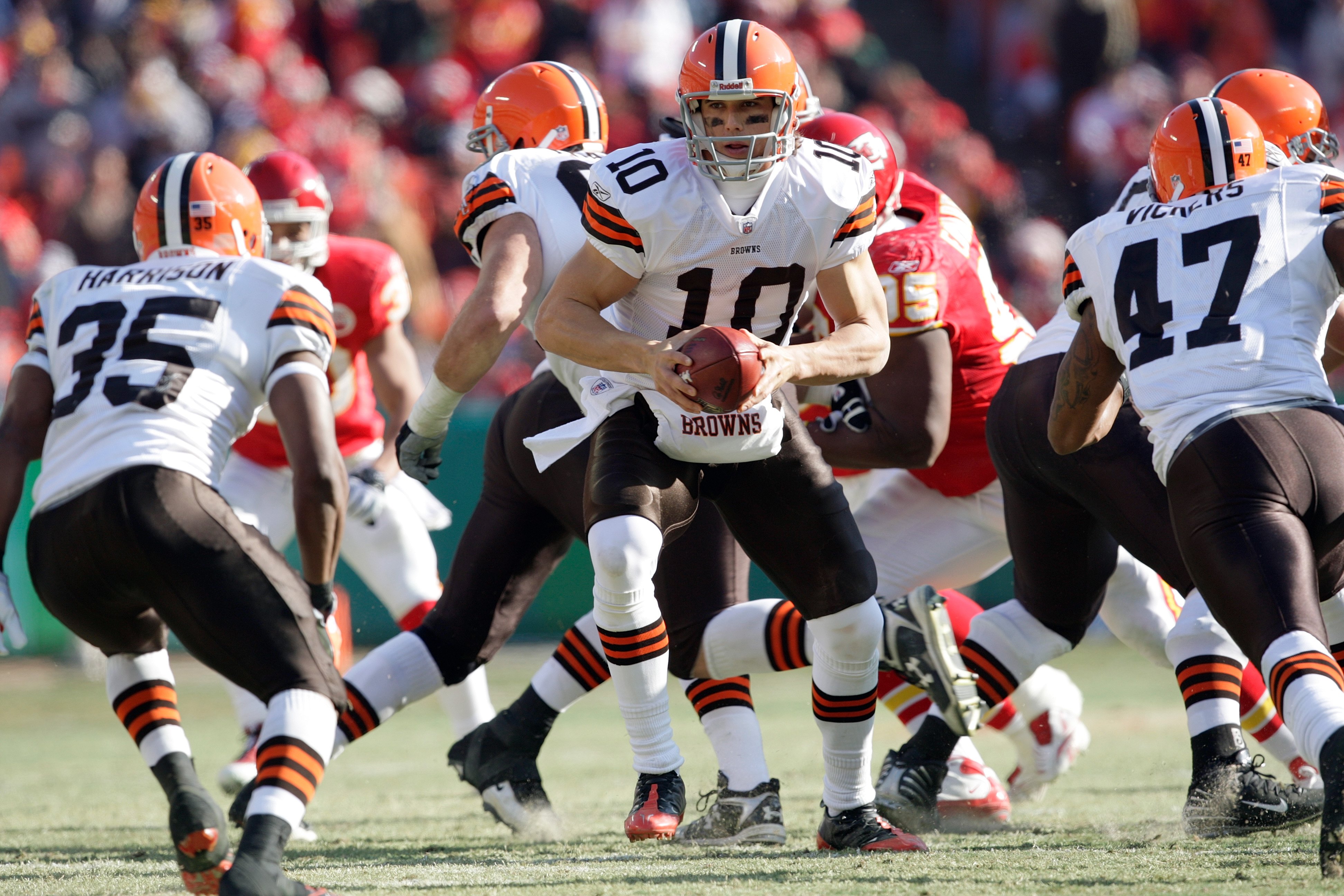 Cleveland Browns quarterback Brady Quinn (10) looks to hand off