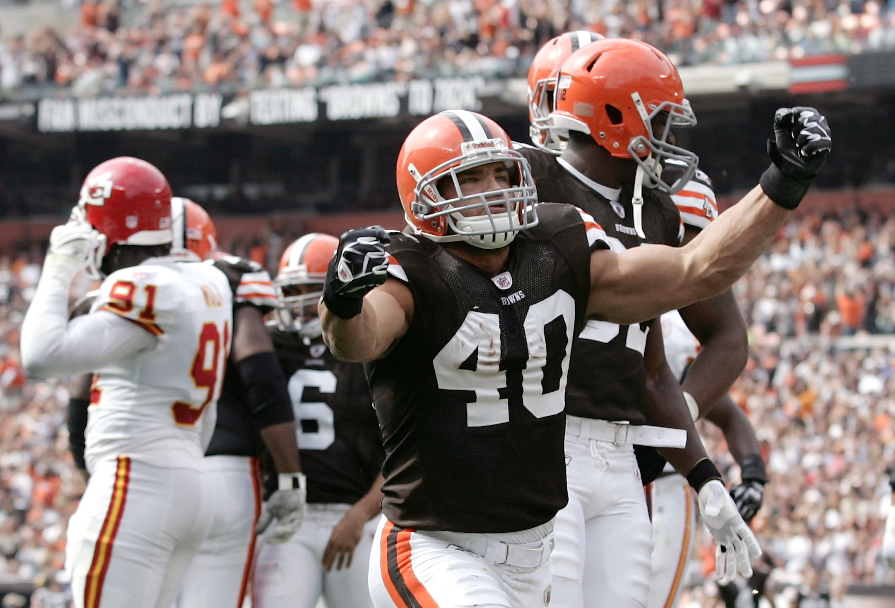 CLEVELAND - SEPTEMBER 19:  Running back Peyton Hillis #40 of the Cleveland Browns celebrates after scoring a touchdown against the Kansas City Chiefs at Cleveland Browns Stadium on September 19, 2010 in Cleveland, Ohio.  (Photo by Matt Sullivan/Getty Imag