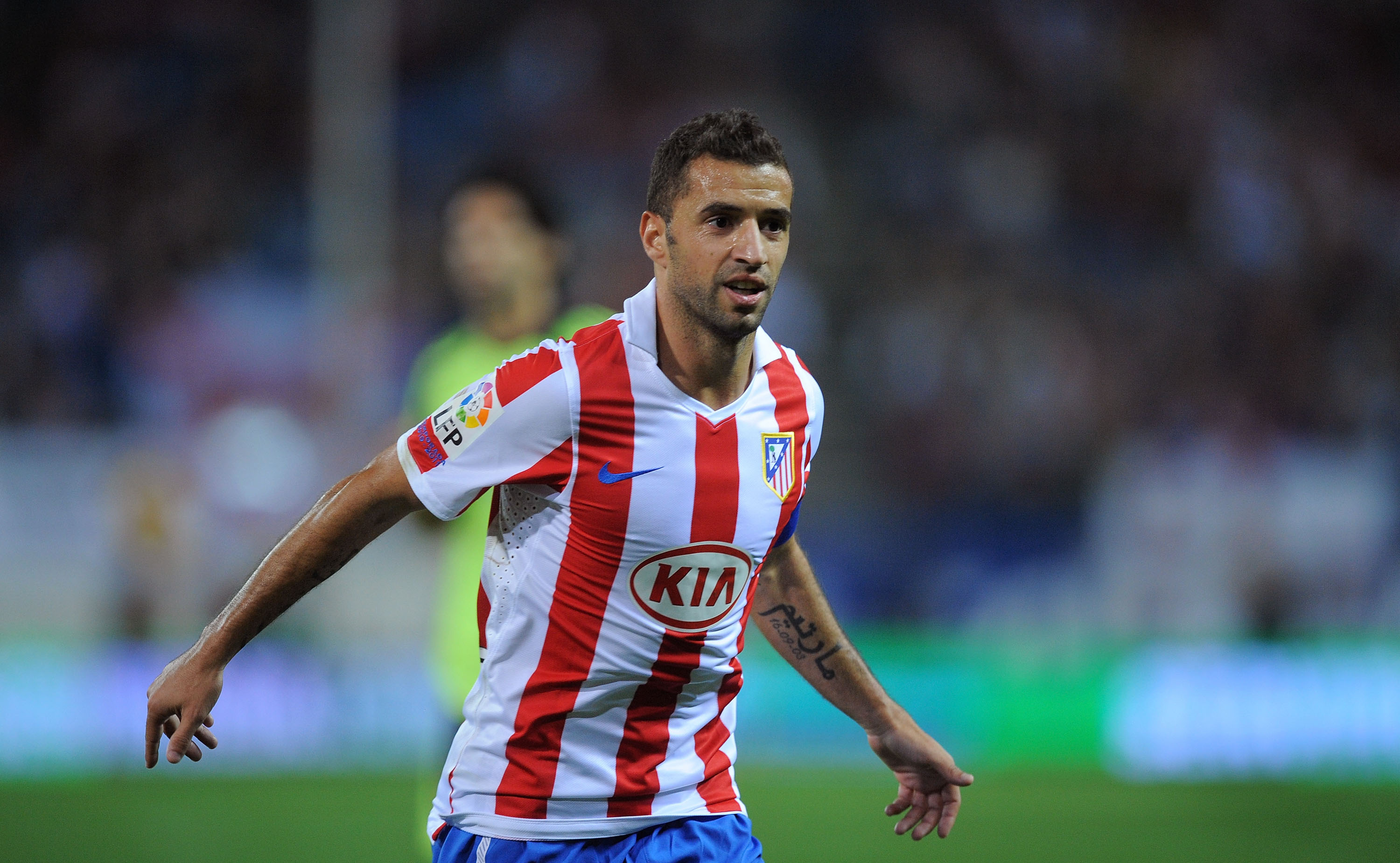 MADRID, SPAIN - SEPTEMBER 26:  Simao of Atletico Madrid in action during the La Liga match between Atletico Madrid and Real Zaragoza at the Vicente Calderon stadium on September 26, 2010 in Madrid, Spain.  (Photo by Denis Doyle/Getty Images)