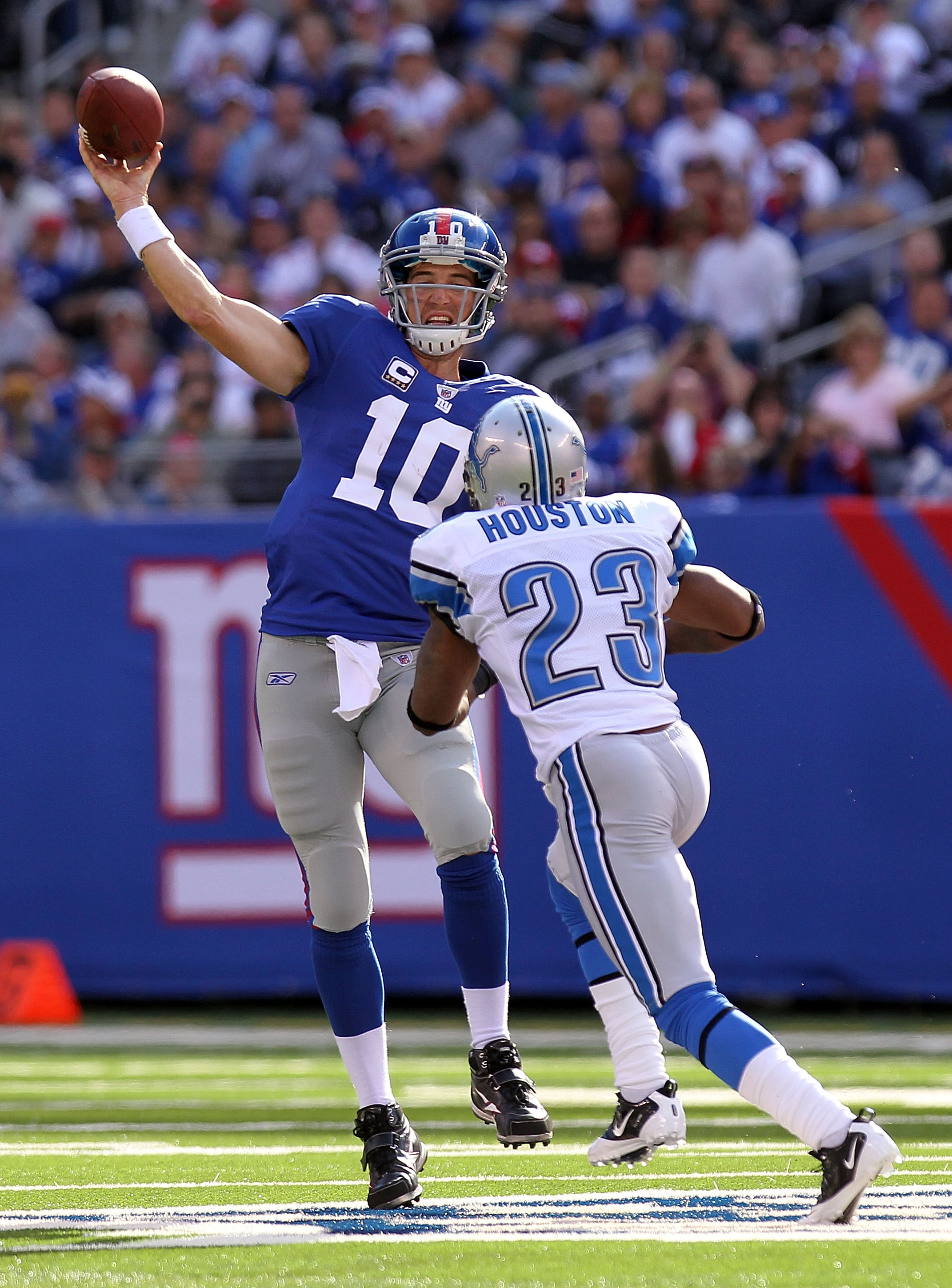 Detroit Lions quarterback Shaun Hill (14) passes during first half NFL  action between the New York Giants and Detroit Lions at the New Meadowlands  Stadium in East Rutherford, New Jersey. (Credit Image: ©