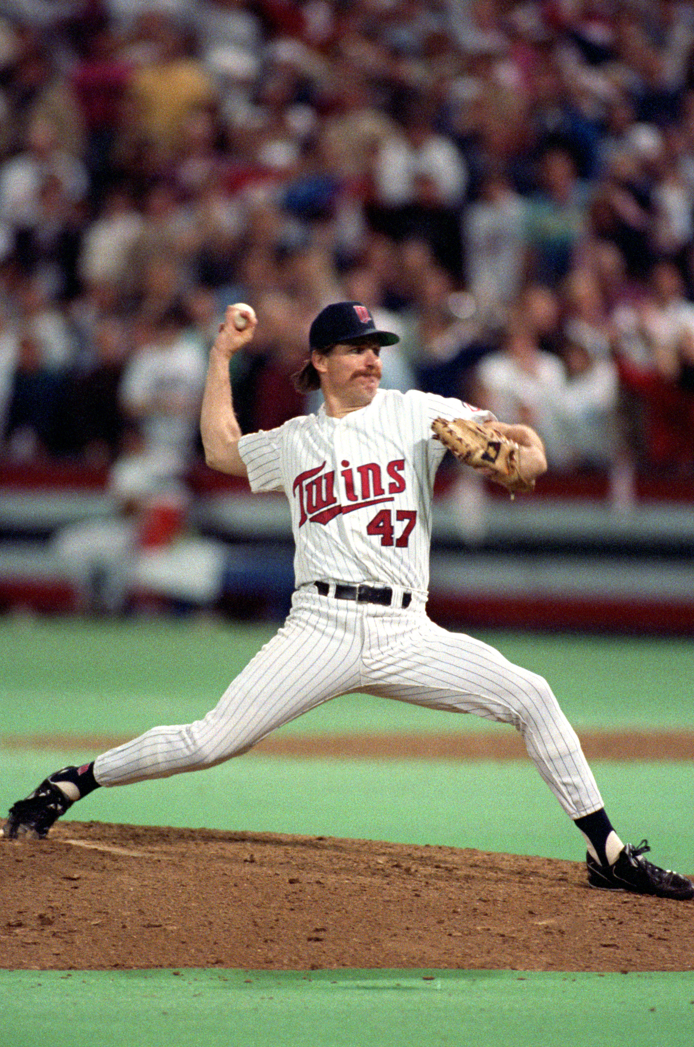 MINNEAPOLIS - OCTOBER 1991:  Pitcher Jack Morris #47 of the Minnesota Twins pitches during the 1991 World Series game against the Atlanta Braves in October of 1991 at the Metrodome in Minneapolis, Minnesota.  (Photo by Rick Stewart/Getty Images)