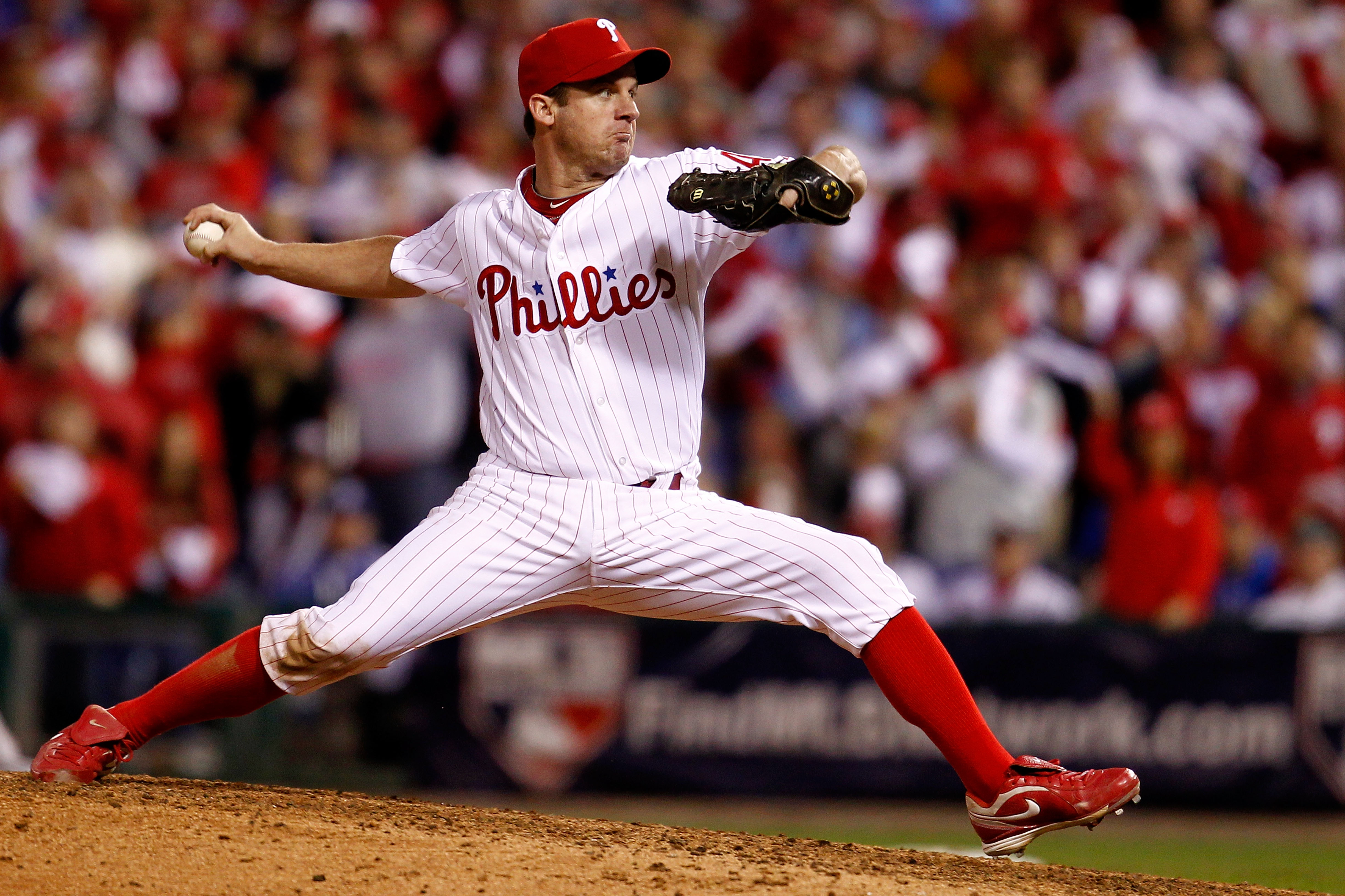 PHILADELPHIA - OCTOBER 17:  Pitcher Roy Oswalt #44 of the Philadelphia Phillies pitches in the eighth inning against the San Francisco Giants in Game Two of the NLCS during the 2010 MLB Playoffs at Citizens Bank Park on October 17, 2010 in Philadelphia, P
