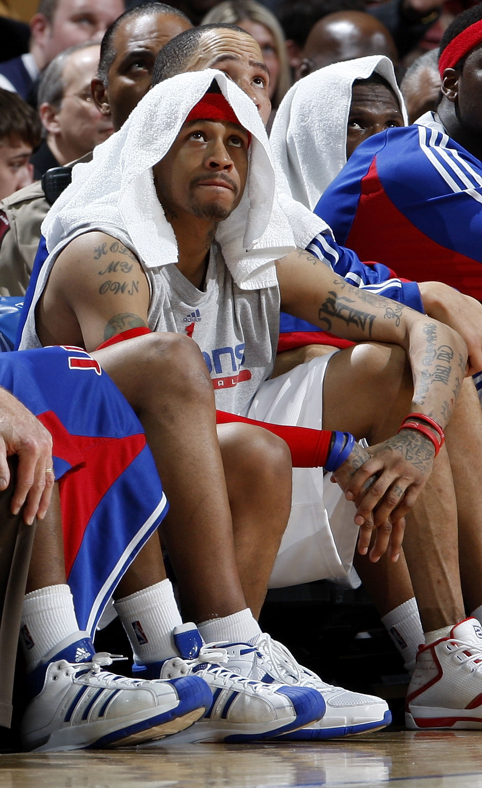 Allen Iverson puts on a Reebok Question sneaker at the Wells Fargo News  Photo - Getty Images