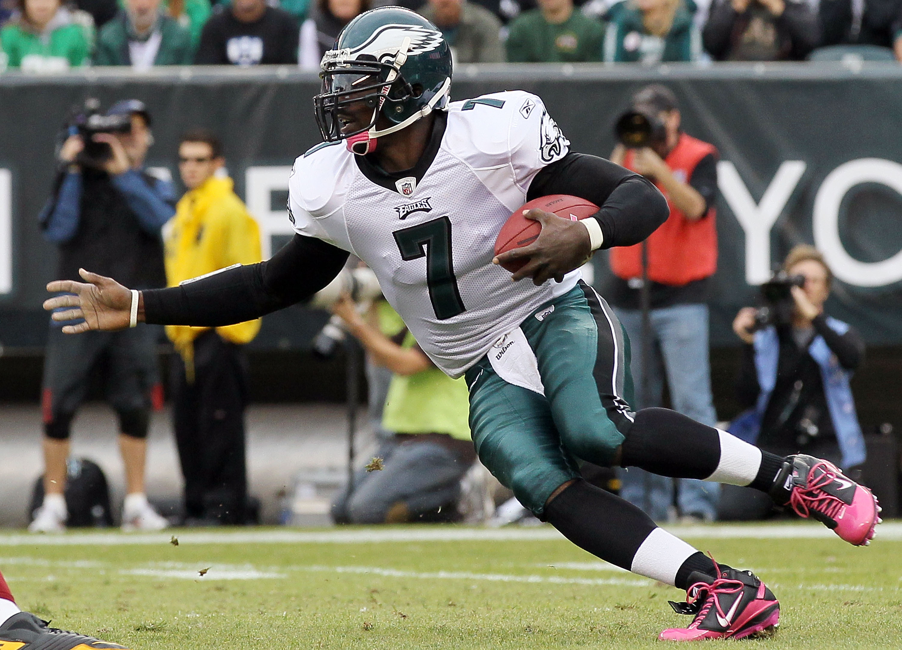 Timeless Sports on X: (2002) Mike Vick rocking the 17s in a game. 