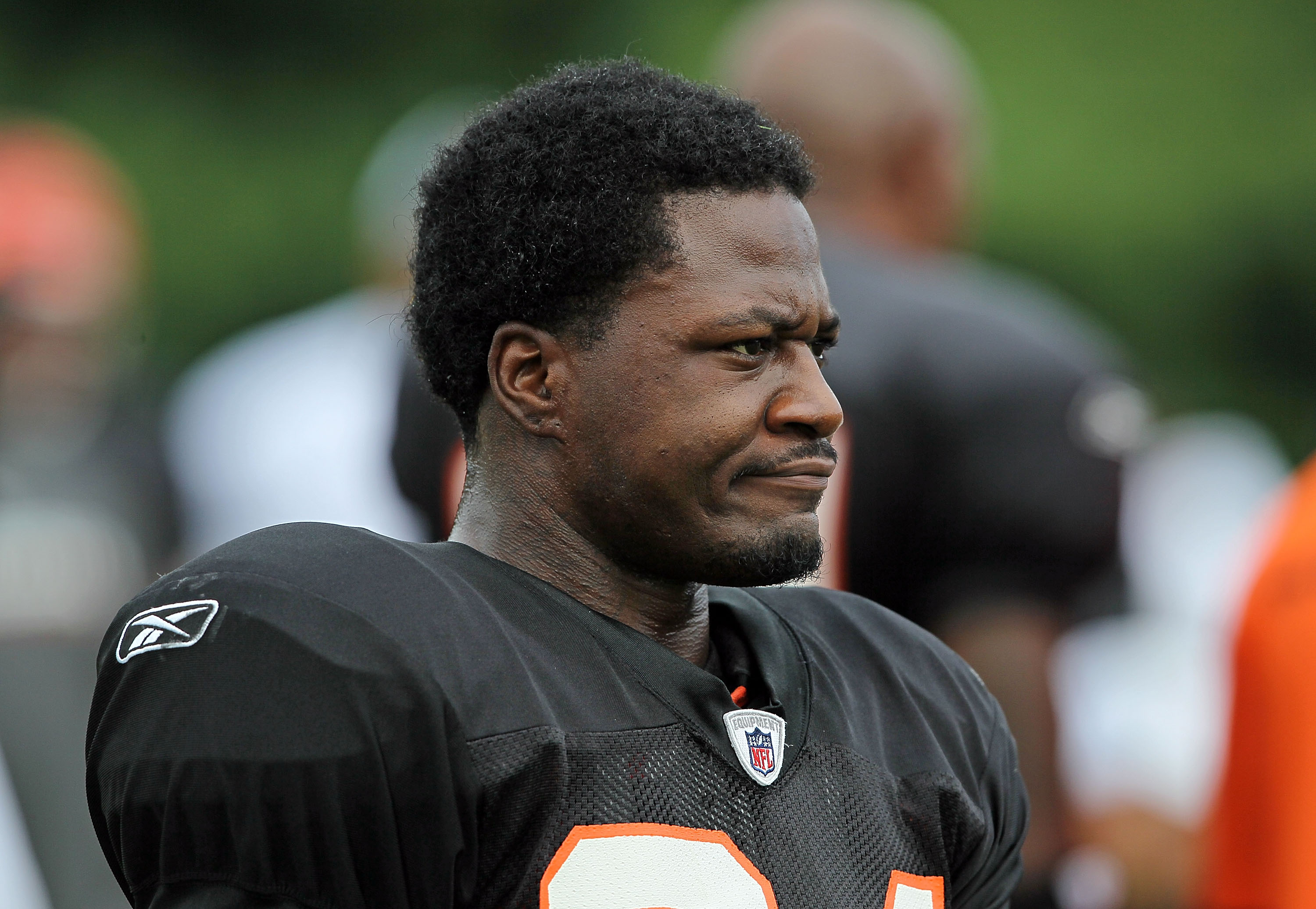 Bengals' Adam 'Pacman' Jones grabs trash can to show Browns