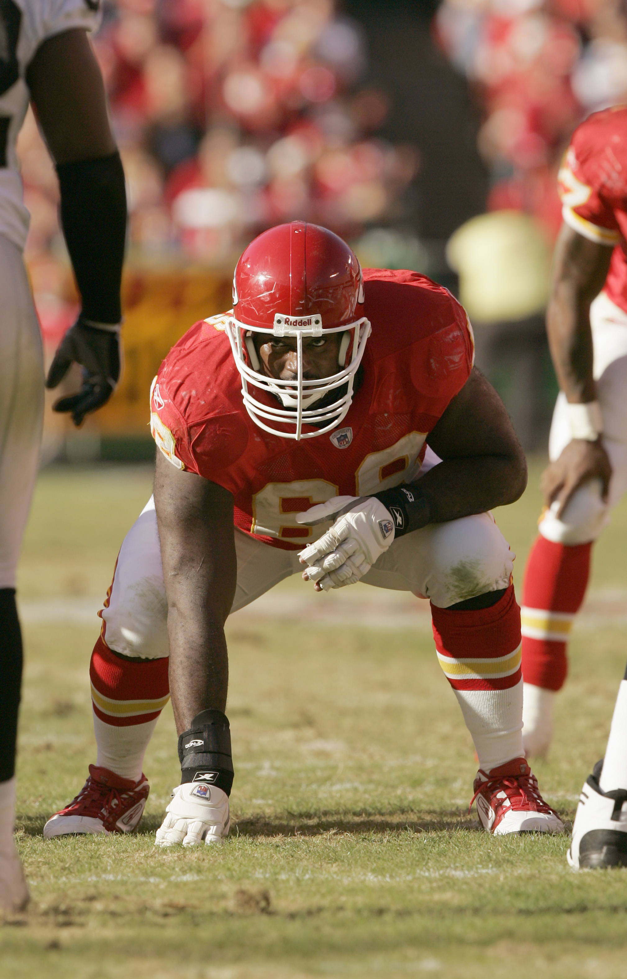 Kansas City Chiefs running back Priest Holmes (31) gets past Buffalo Bills  linebacker Landon Fletcher (59)