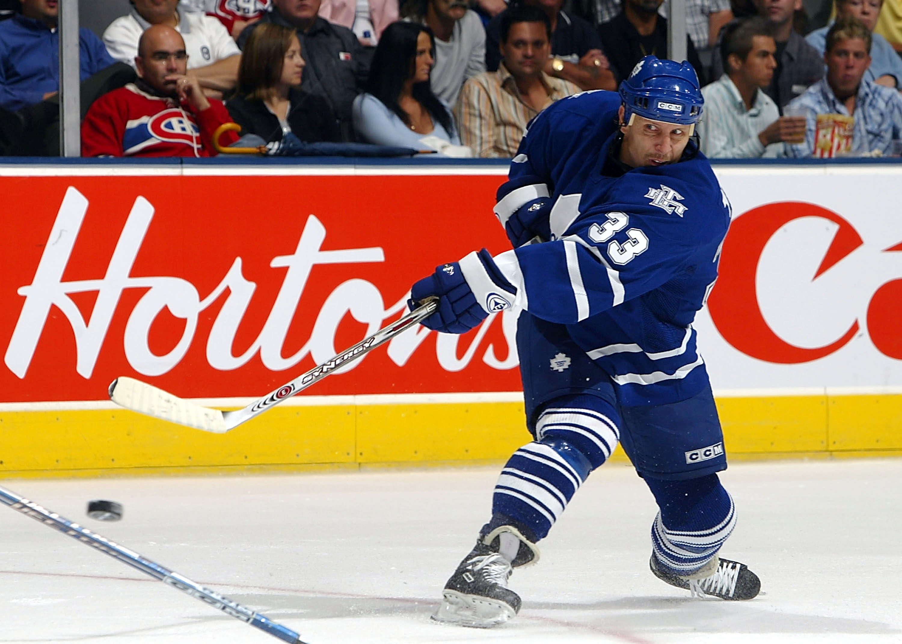 TORONTO - SEPTEMBER 22:  Right wing Steve Thomas #33 of the Toronto Maple Leafs shoots the puck against the Montreal Canadiens during their preseason game September 22, 2005 at the Air Canada Centre in Toronto, Ontario, Canada.  (Photo By Dave Sandford/Ge