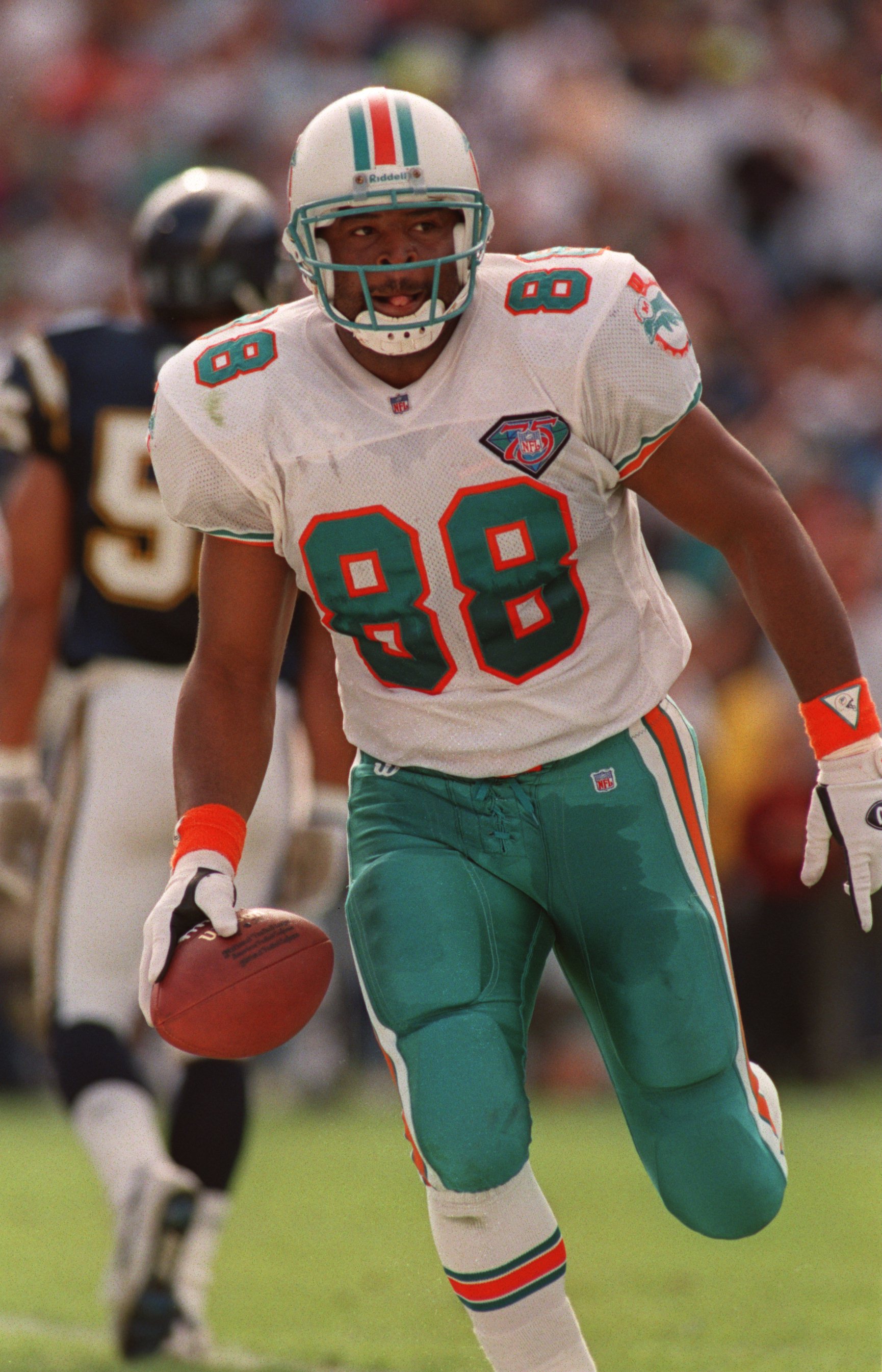 8 Jan 1995: MIAMI TIGHT END KEITH JACKSON FOLLOWING A CATCH DURING THE DOLPHINS 22-21 LOSS TO THE SAN DIEGO CHARGERS IN AN AFC PLAYOFF GAME AT JACK MURPHY STADIUM IN SAN DIEGO, CALIFORNIA.