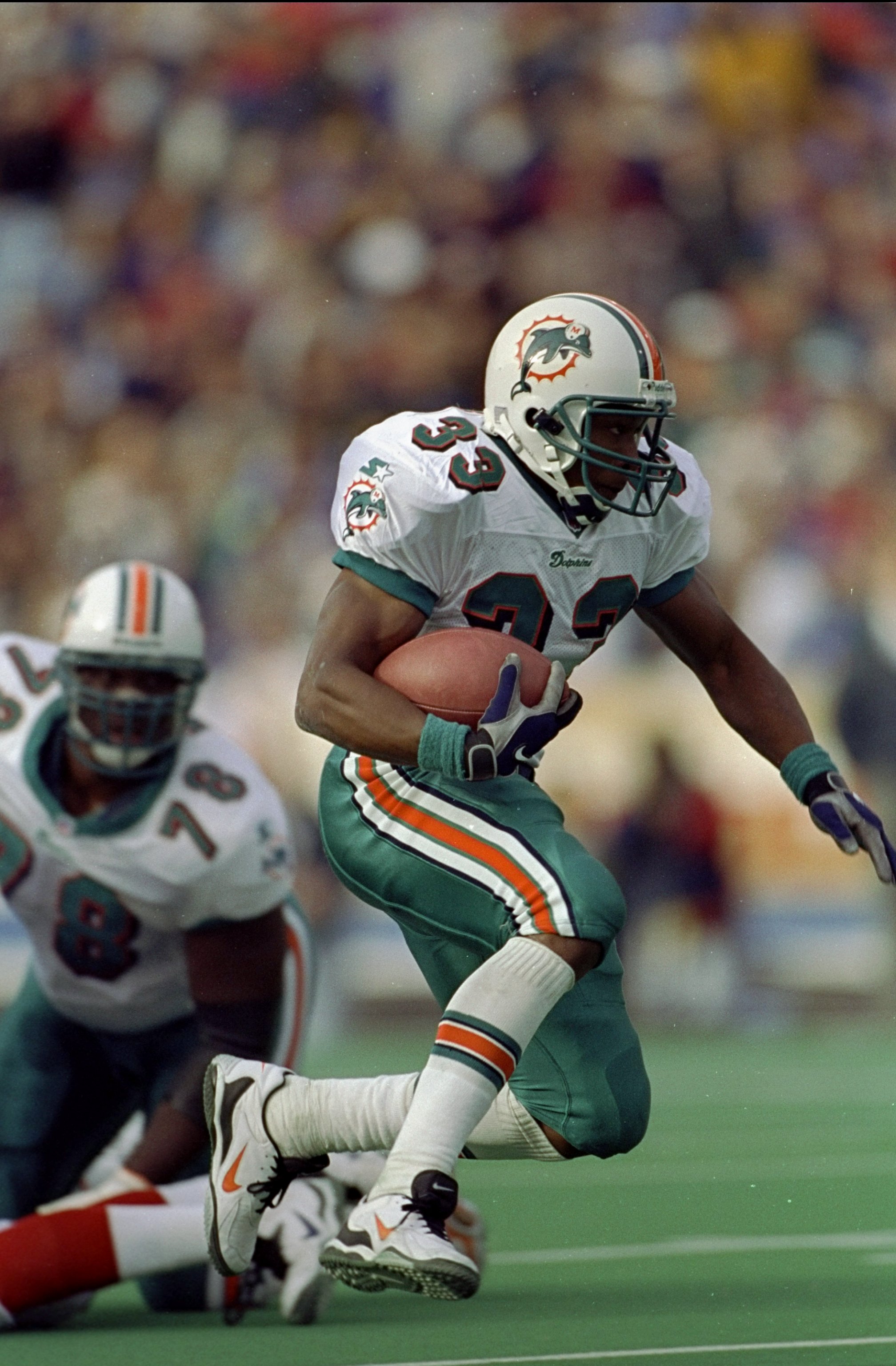 1 Nov 1998:  Karim Abdul-Jabbar #33 of the Miami Dolphins in action during the game against the Buffalo Bills at the Rich Stadium in Orchard Park, New York. The Bills defeated the Dolphins 30-24. Mandatory Credit: Rick Stewart  /Allsport