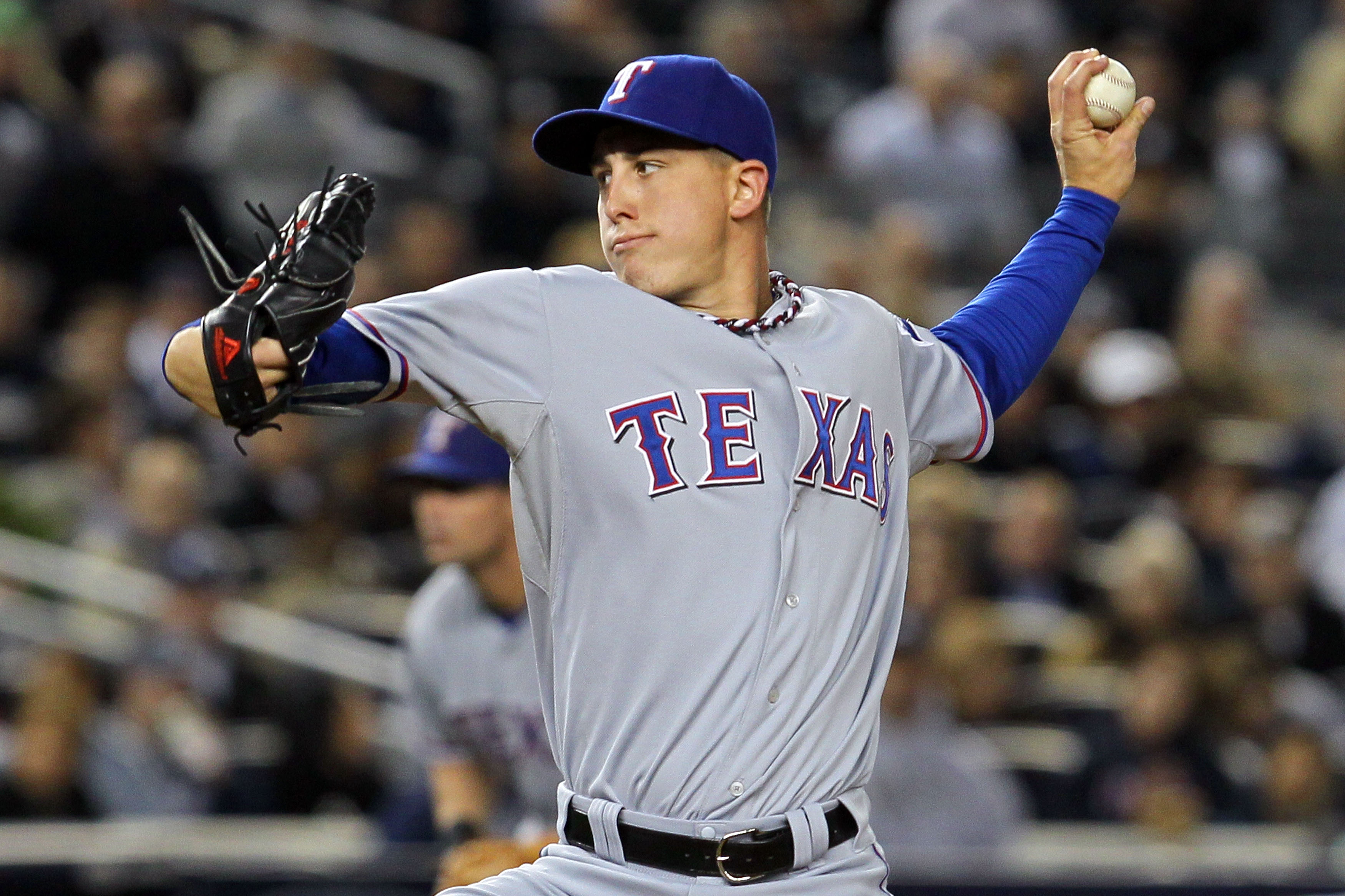 Lee, Rangers put the Yankees in a 2-1 ALCS hole