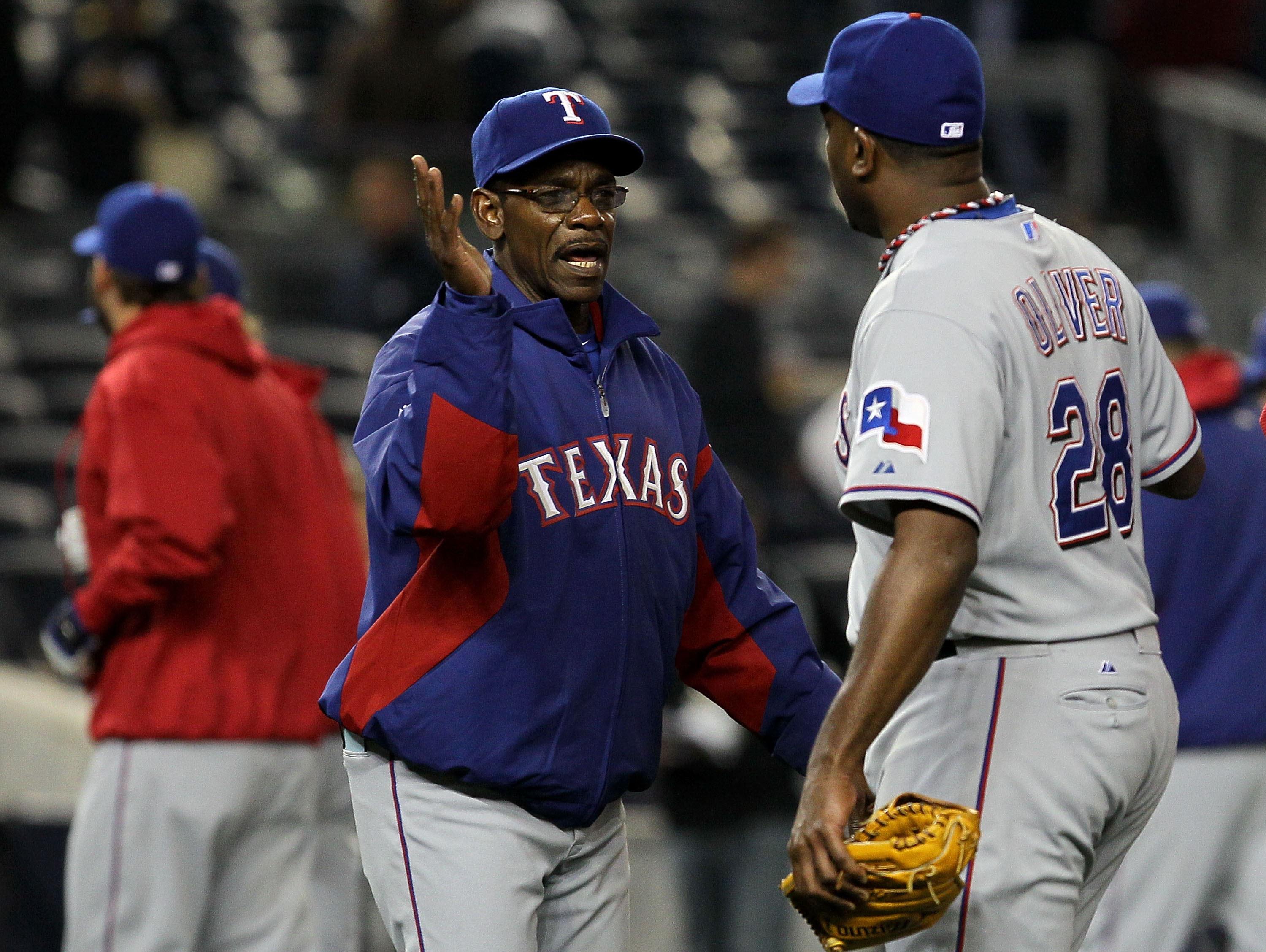 Lee, Rangers put the Yankees in a 2-1 ALCS hole