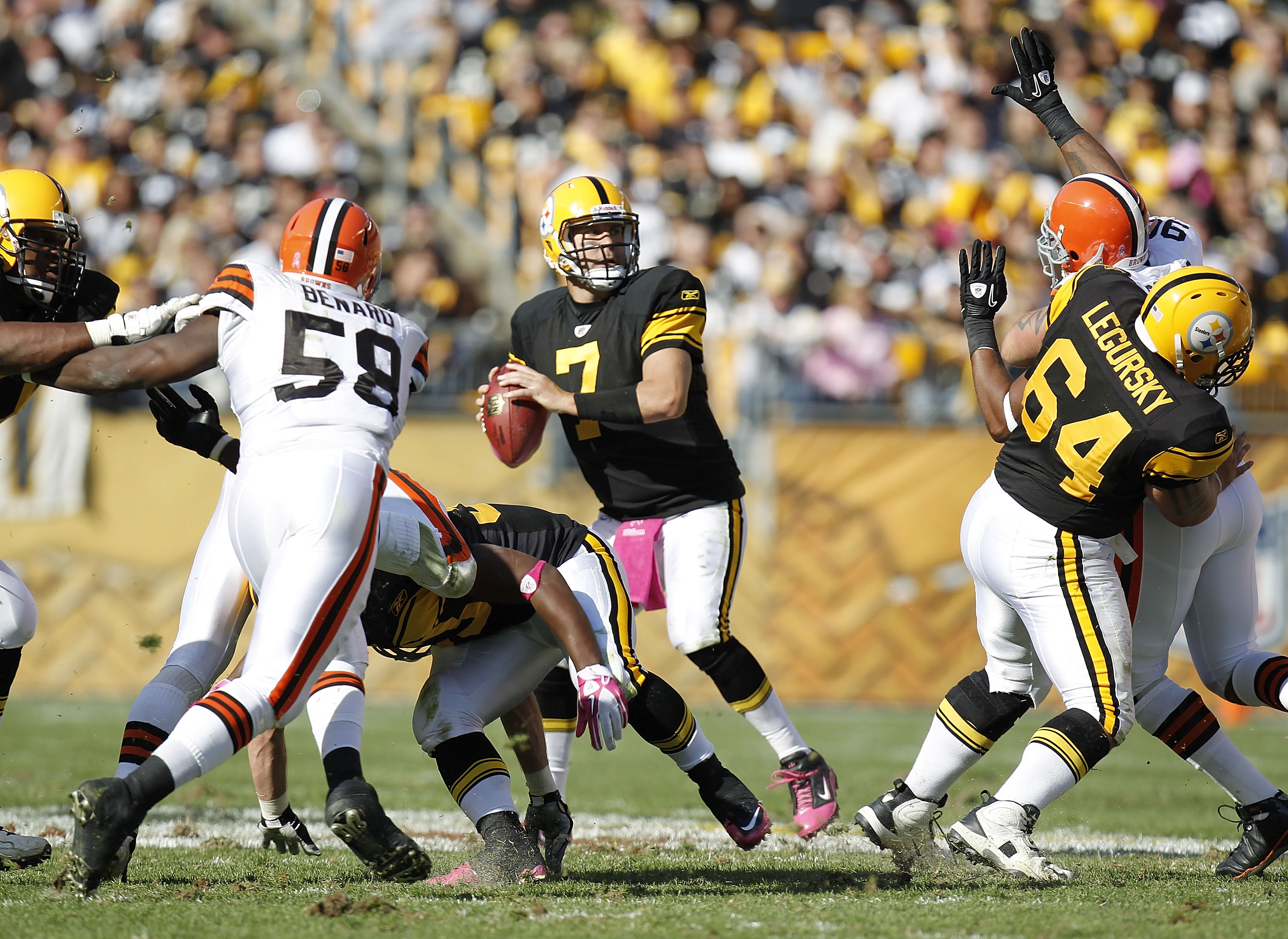 PITTSBURGH - OCTOBER 17:  Ben Roethlisberger #7 of the Pittsburgh Steelers thows a fourth quarter pass while playing the Cleveland Browns on October 17, 2010 at Heinz Field in Pittsburgh, Pennsylvania. Pittsburgh won the game 28-10. (Photo by Gregory Sham