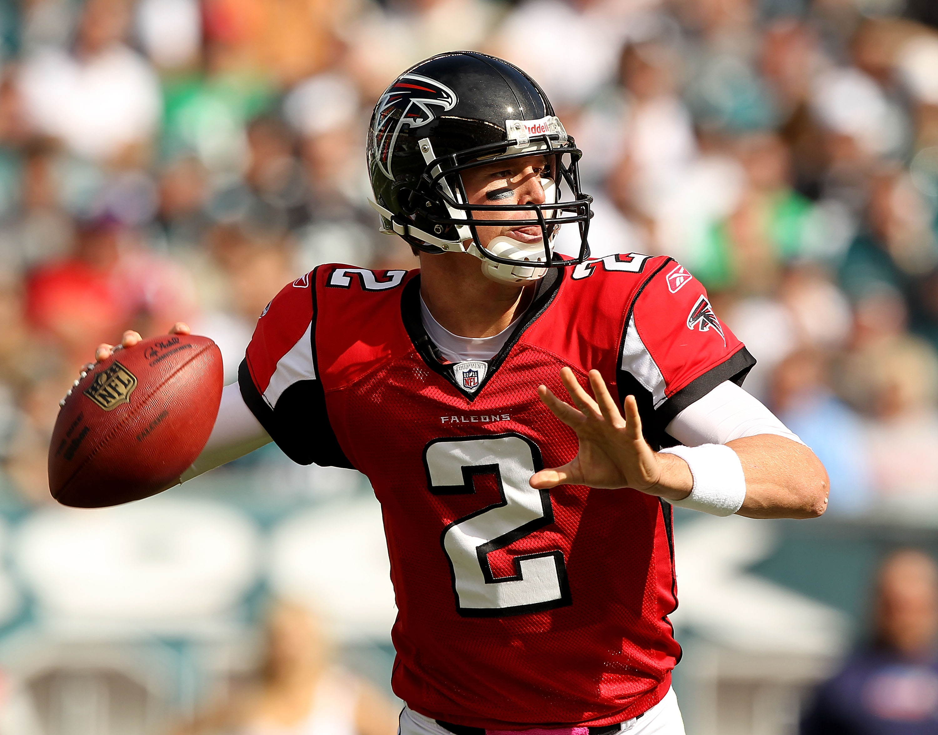 PHILADELPHIA - OCTOBER 17: Matt Ryan #2 of the Atlanta Falcons passes against  the Philadelphia Eagles during their game at Lincoln Financial Field on October 17, 2010 in Philadelphia, Pennsylvania.  (Photo by Al Bello/Getty Images)
