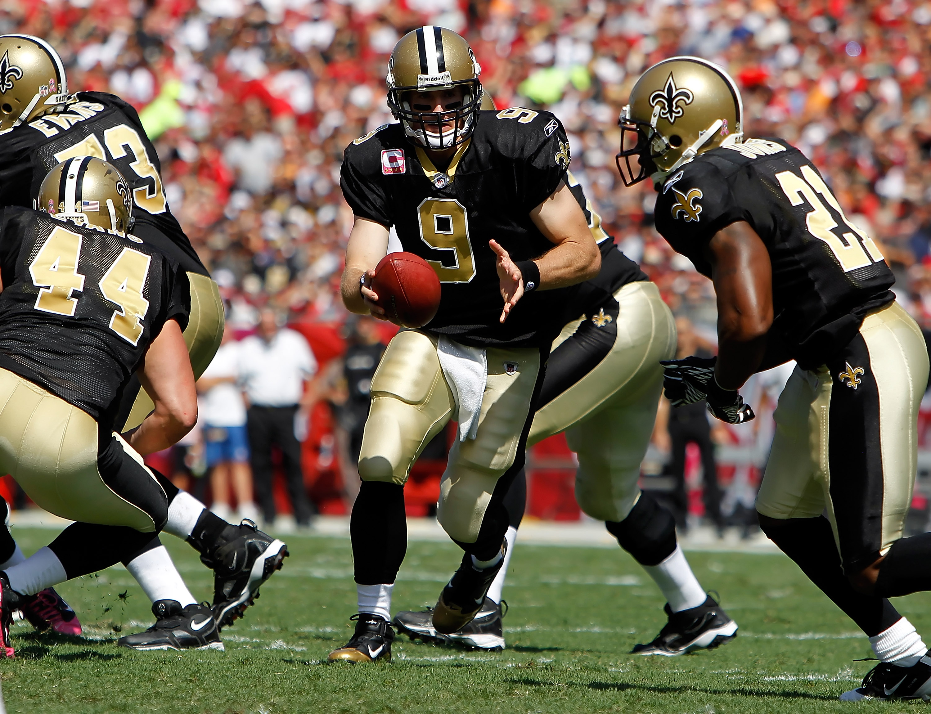 TAMPA, FL - OCTOBER 17:  Quarterback Drew Brees #9 of the New Orleans Saints hands the ball off against the Tampa Bay Buccaneers during the game at Raymond James Stadium on October 17, 2010 in Tampa, Florida.  (Photo by J. Meric/Getty Images)