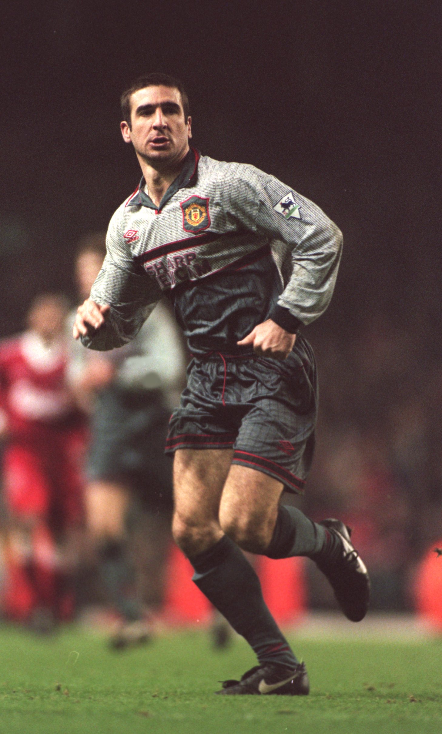17 DEC 1995:  ERIC CANATONA OF MANCHESTER UNITED IN ACTION DURING THE LIVERPOOL V MANCHESTER UNITED FA PREMIERSHIP MATCH AT ANFIELD, LIVERPOOL. Mandatory Credit: Mark Thompson/ALLSPORT