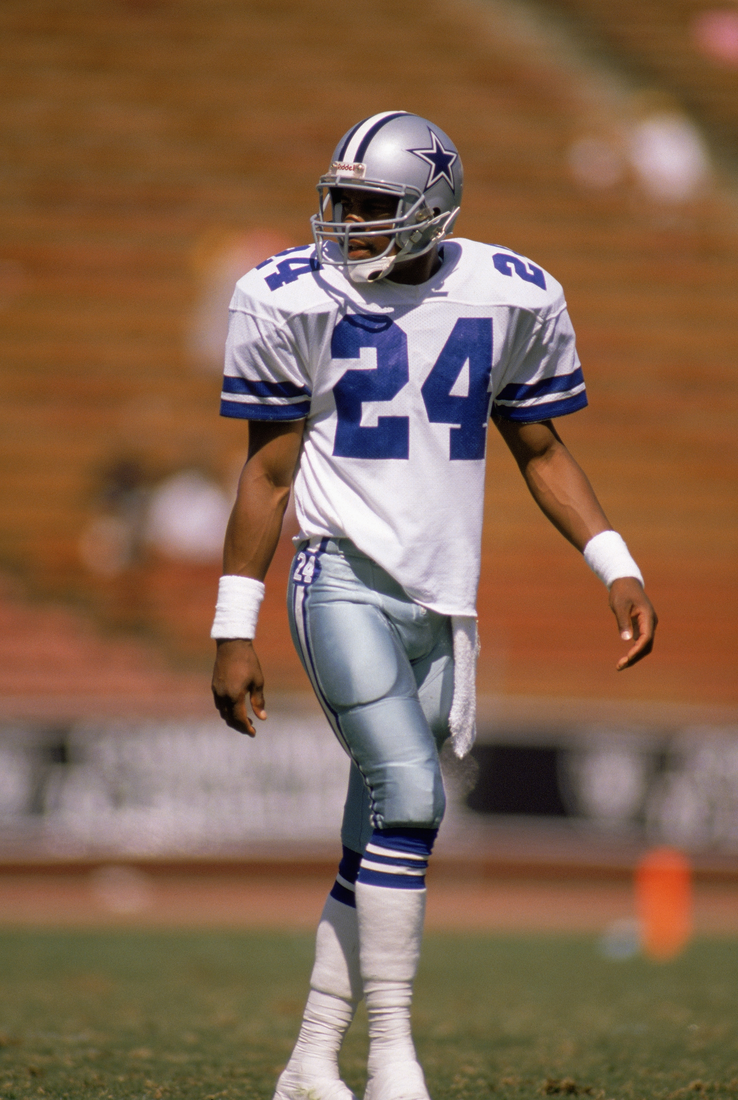 LOS ANGELES ?? AUGUST 13:  Everson Walls #24 of the Dallas Cowboys stands on the field during a NFL game against the Los Angeles Raiders on August 13, 1988 at the LA Memorial Coliseum in Los Angeles, California.  (Photo by Allen Dean Steele/Getty Images)