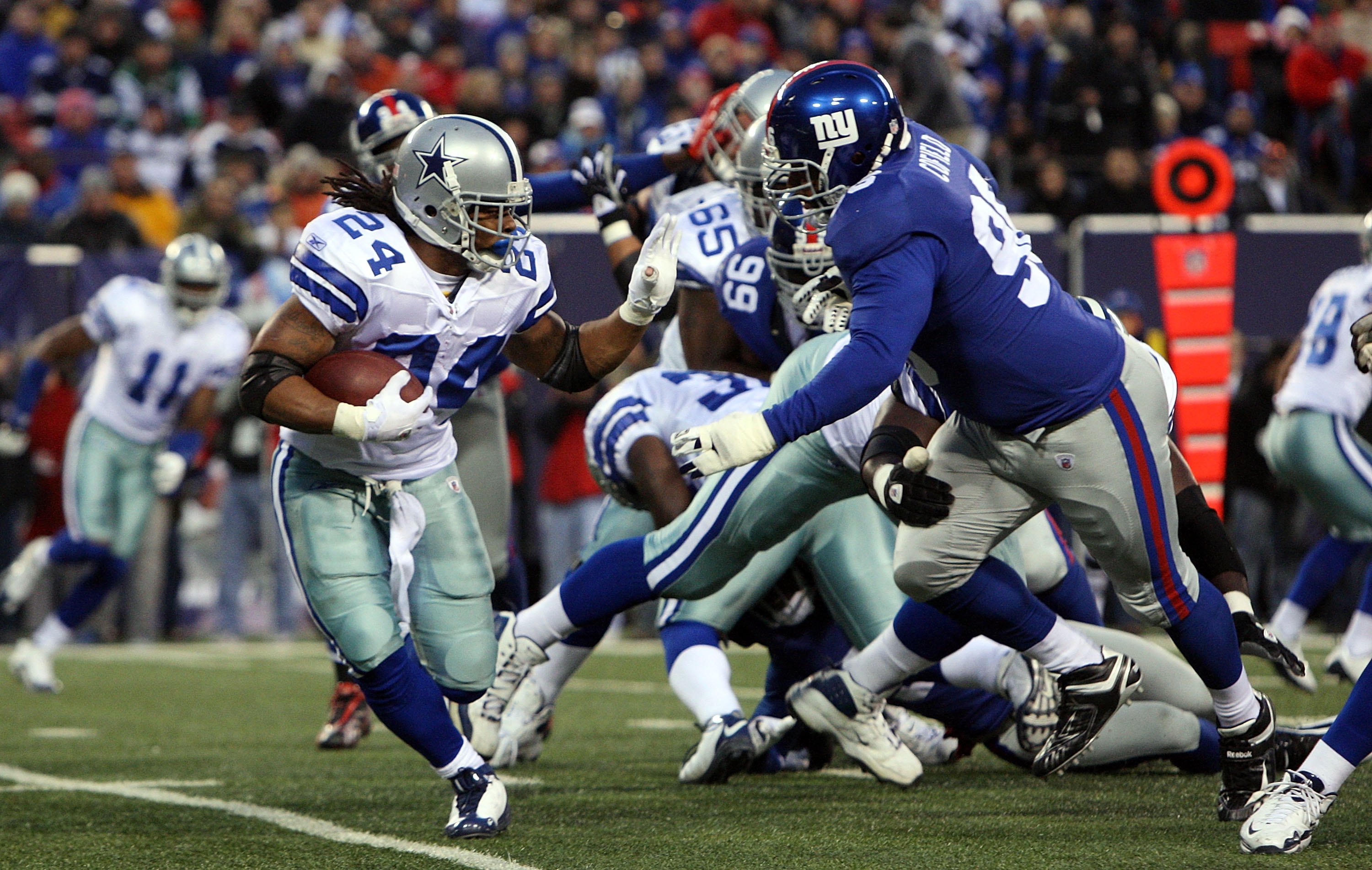 New York Giants defensive tackle Barry Cofield holds up a