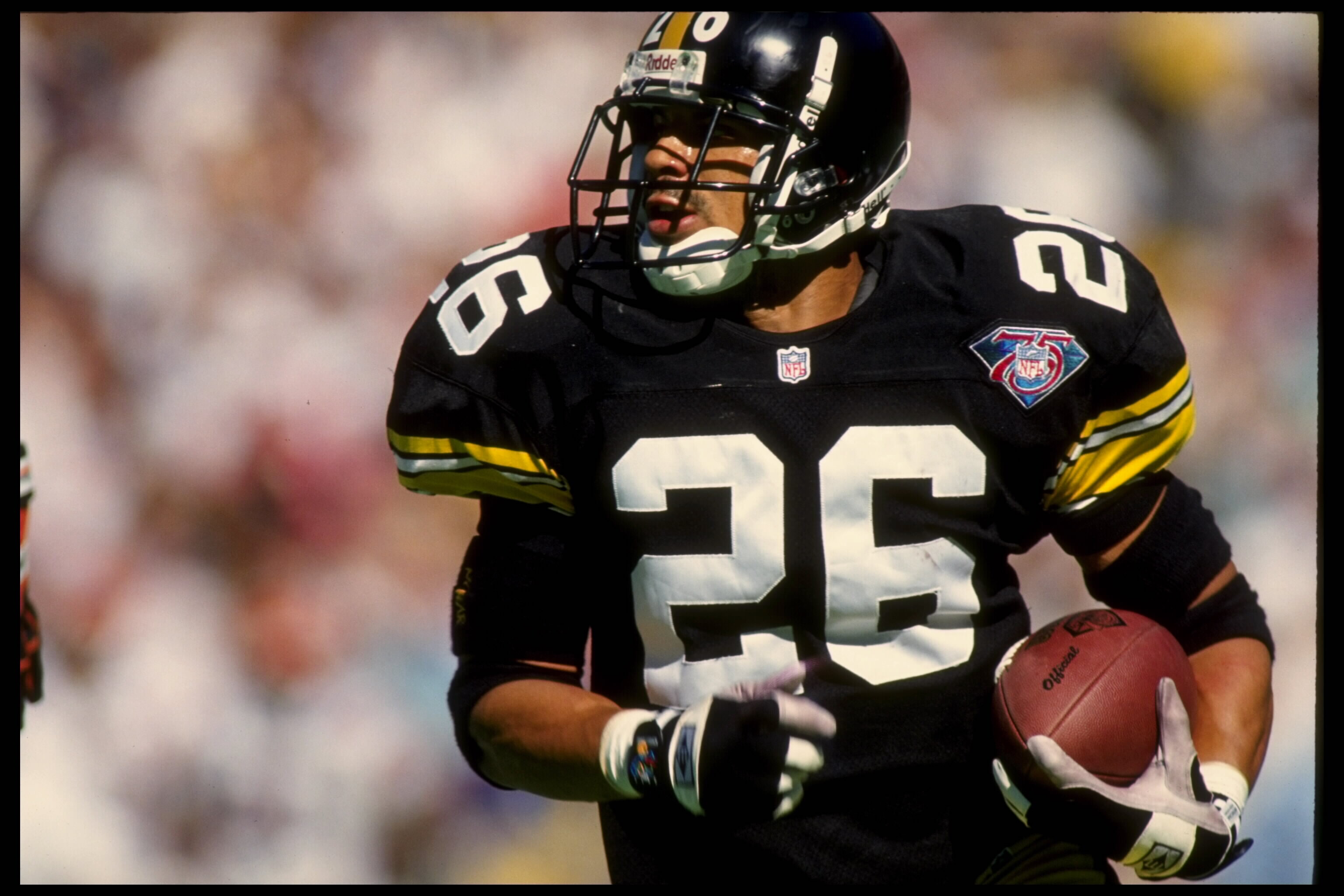 16 OCT 1994:  DEFENSIVE BACK ROD WOODSON OF THE PITTSBURGH STEELERS CARRIES THE FOOTBALL DURING THE STEELERS 14-10 WIN OVER THE CINCINNATI BENGALS AT THREE RIVERS STADIUM IN PITTSBURGH, PENNSYLVANIA.  MANDATORY CREDIT:  DOUG PENSINGER/ALLSPORT