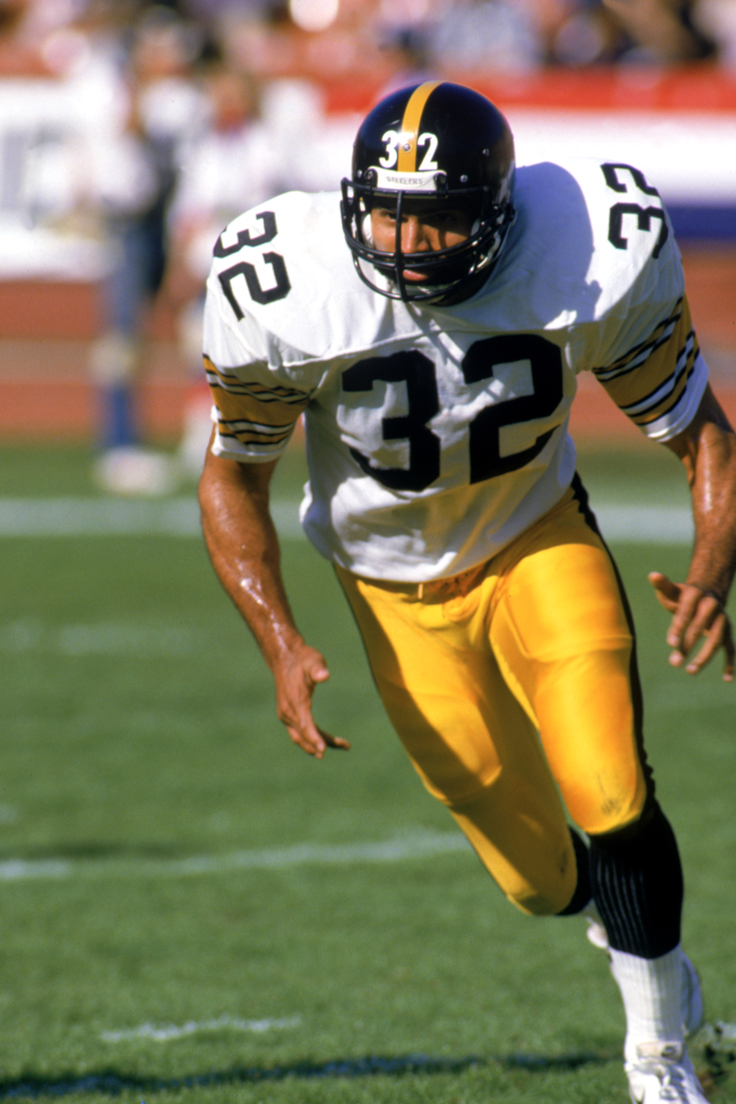 1984:  Running back Franco Harris #32 of the Pittsburgh Steelers runs during a game in the 1984 NFL season.  (Photo by Rick Stewart/Getty Images)