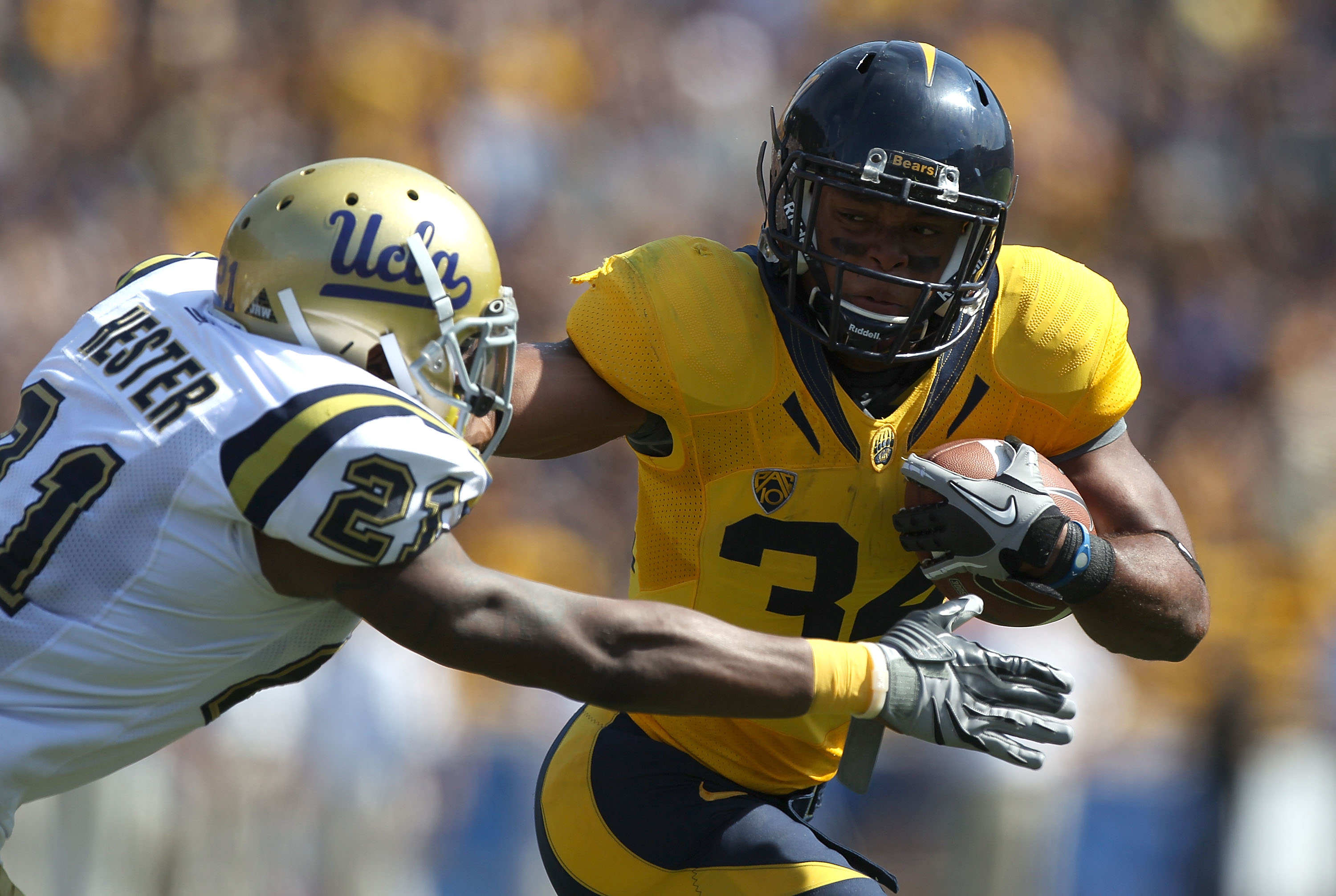 BERKELEY, CA - OCTOBER 09: Shane Vereen #34 of the California Golden Bears runs for a touchdown against Aaron Hester #21 of the UCLA Bruins in the first half at California Memorial Stadium on October 9, 2010 in Berkeley, California. (Photo by Jed Jacobs
