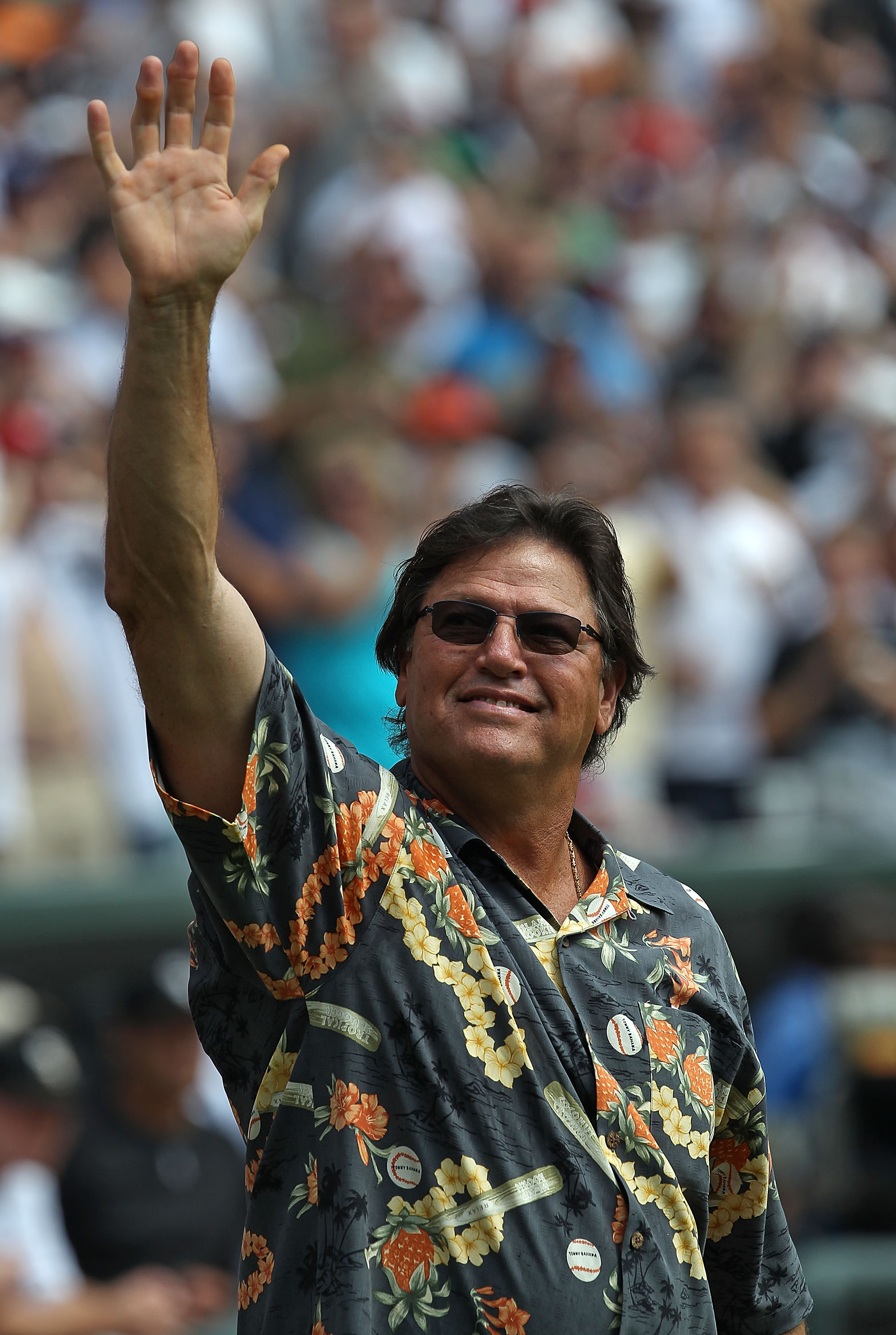 CHICAGO - AUGUST 29: Former player Carlton Fisk of the Chicago White Sox waves to the crowd during a ceremony retiring former slugger Frank Thomas' number 35 before a game against the New York Yankees at U.S. Cellular Field on August 29, 2010 in Chicago,