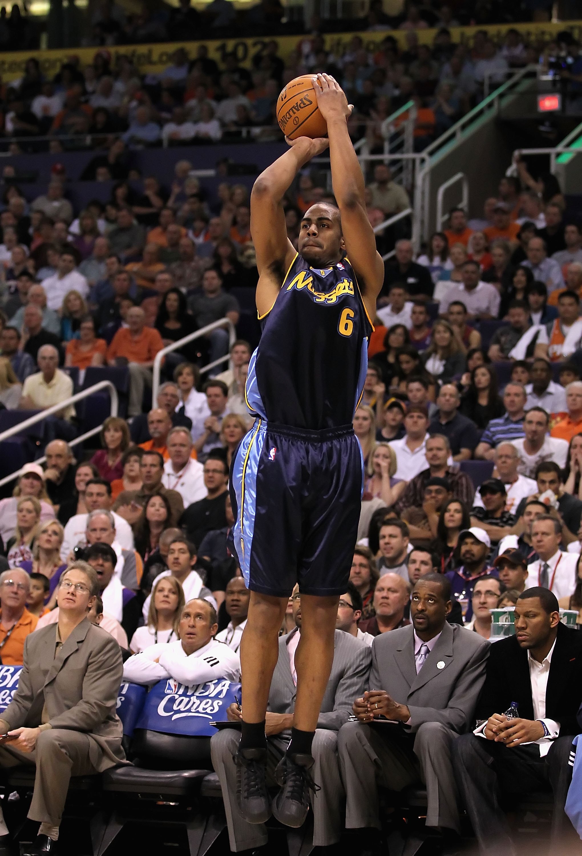 Los Angeles Lakers' Kobe Bryant, center, tries to drive past Phoenix Suns' Raja  Bell, left, and Shawn Marion in the second quarter of a Western Conference  playoff basketball game Tuesday, April 24