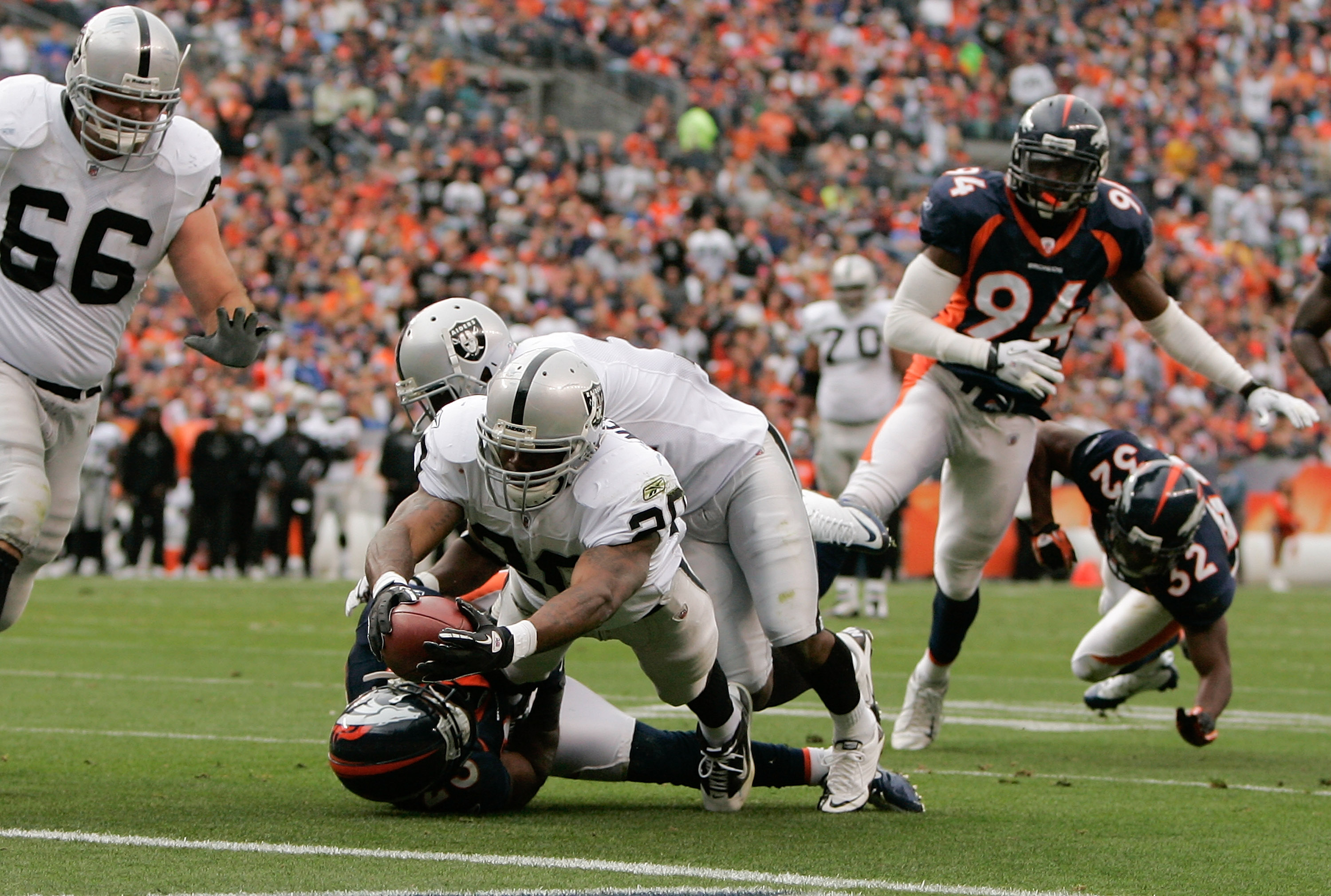 Raiders RB Darren McFadden runs right into Broncos' orange wall