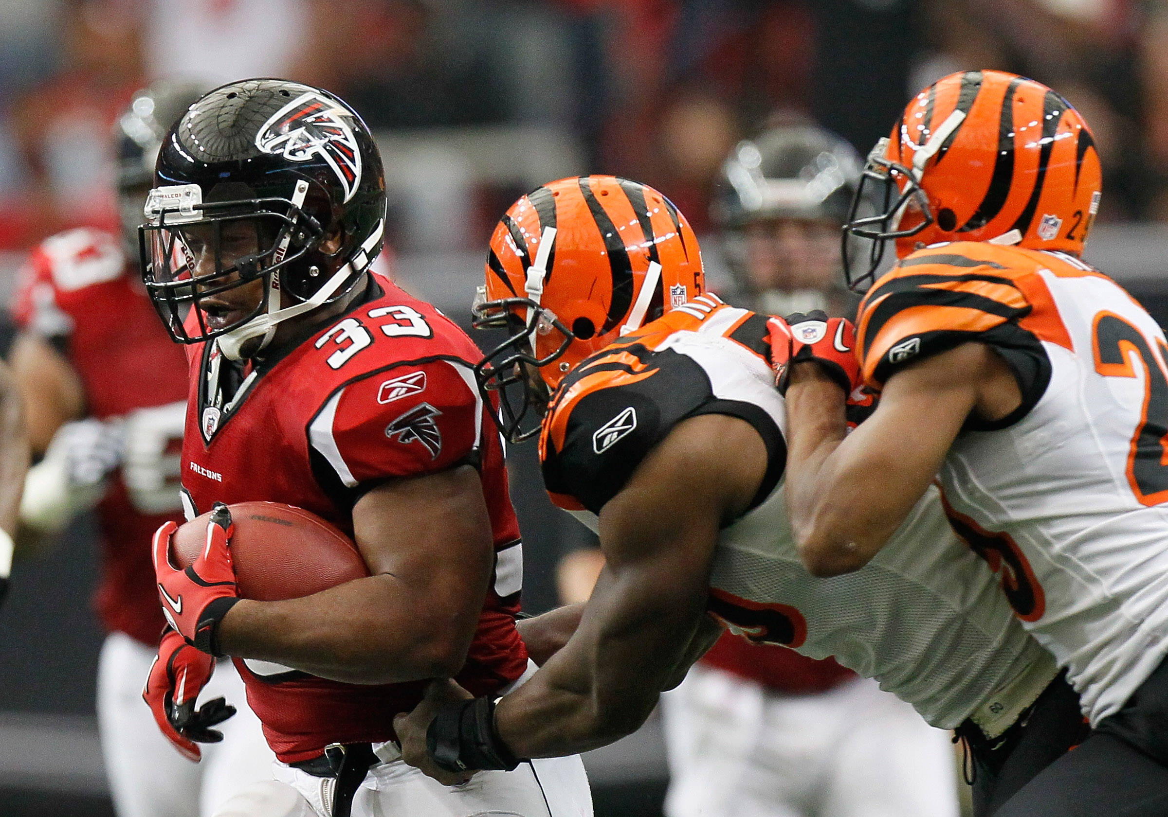 03 October 2010: Atlanta Falcons running back Michael Turner (33) rushes in  the Atlanta Falcons 16