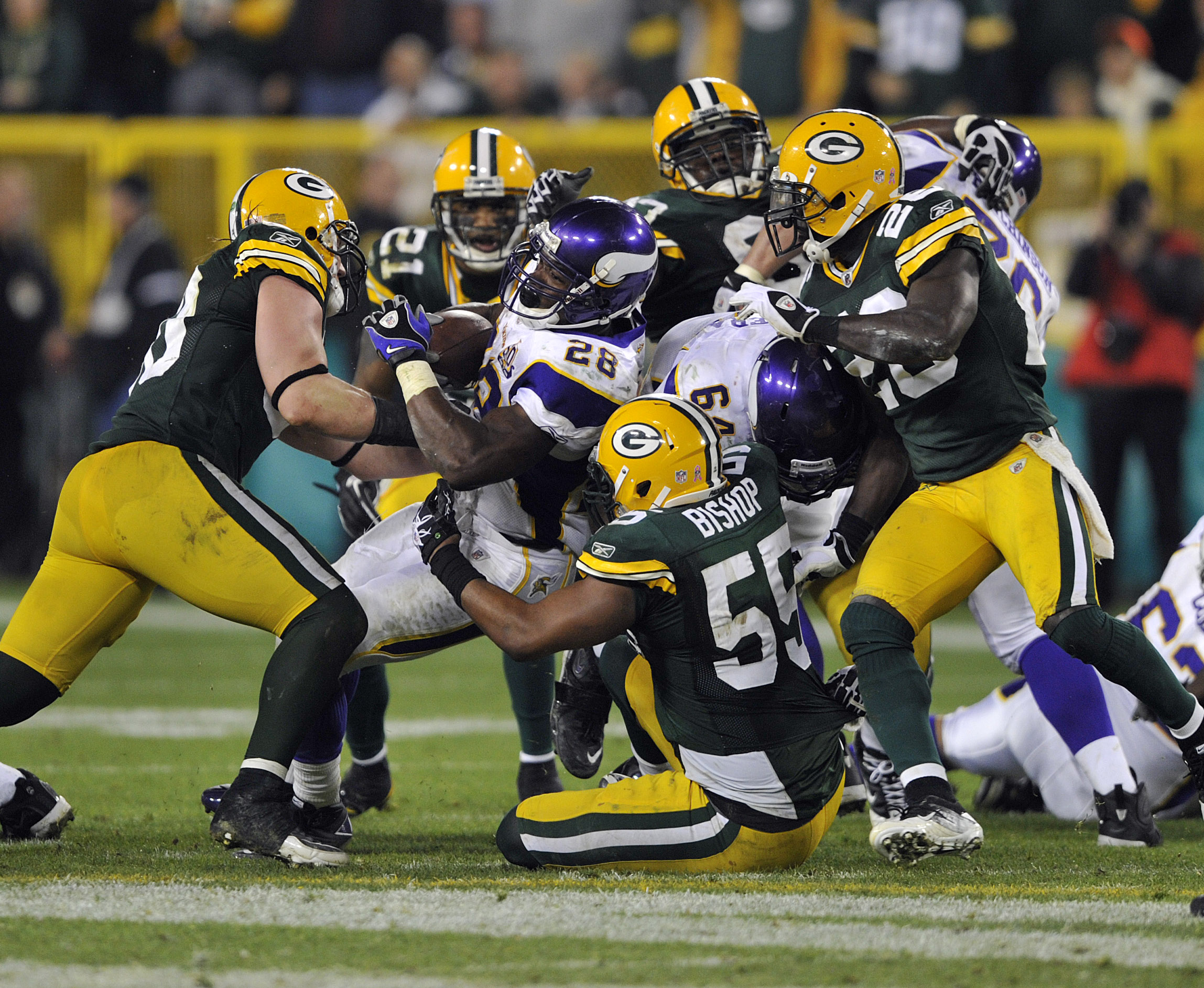 Adrian Peterson powers Minnesota Vikings past Green Bay Packers