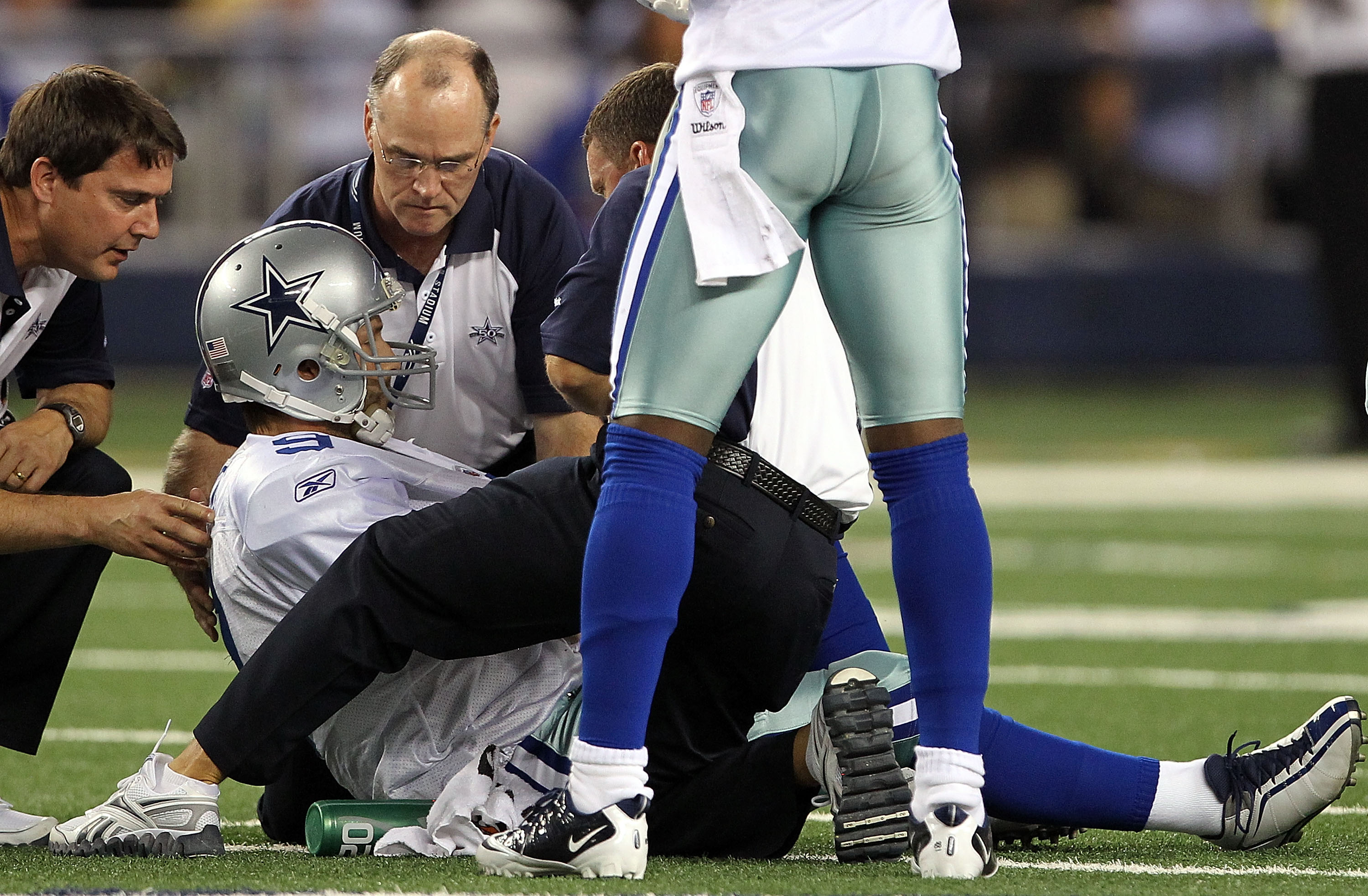 Tony Romo injury: Quarterback returns for second half after taking