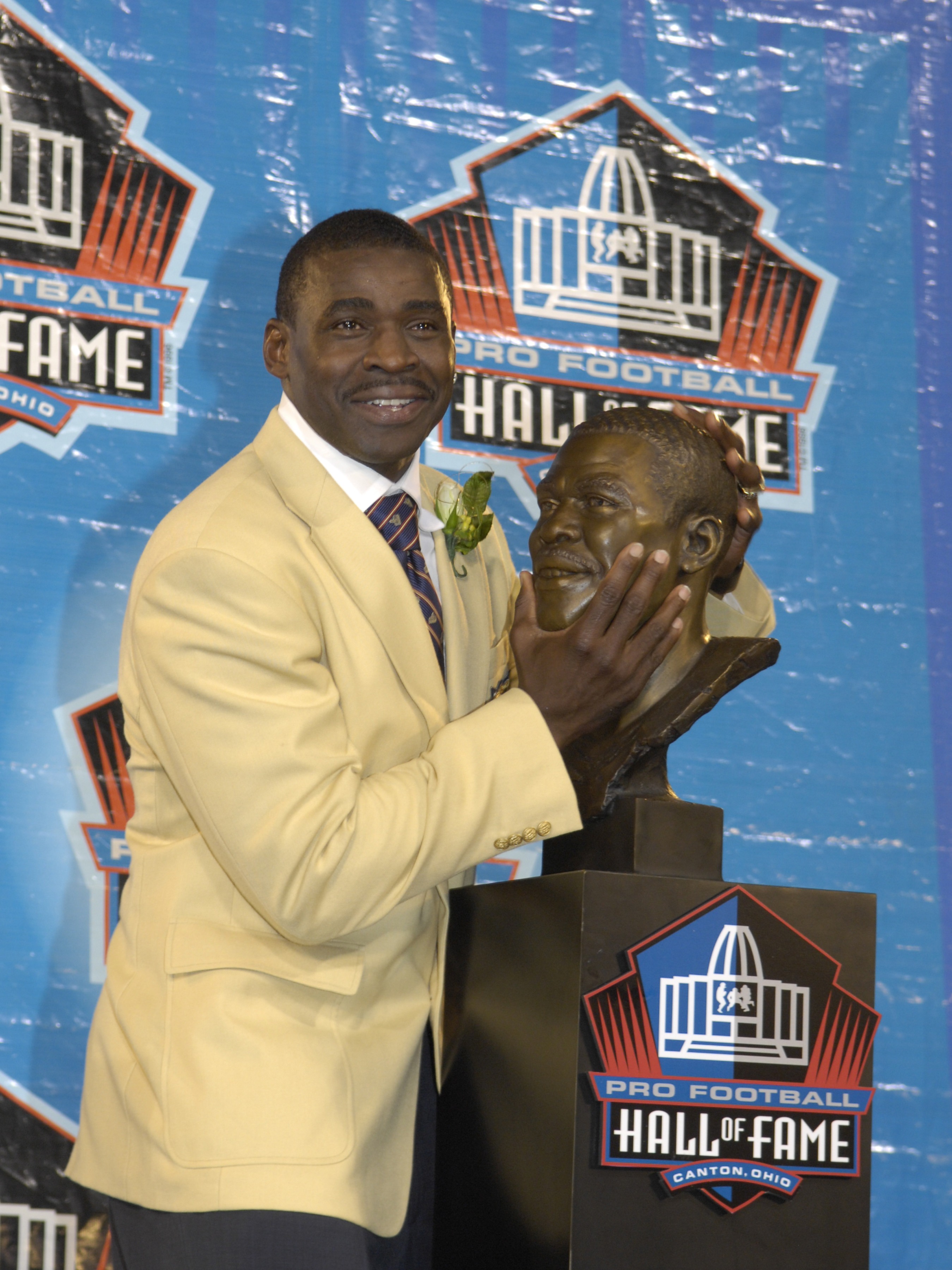 CANTON, OH - AUGUST 04: Michael Irvin checks out his bust during the Class of 2007 Pro Football Hall of Fame Enshrinement Ceremony August 4, 2007 in Canton, Ohio. (Photo by Al Messerschmidt/Getty Images)