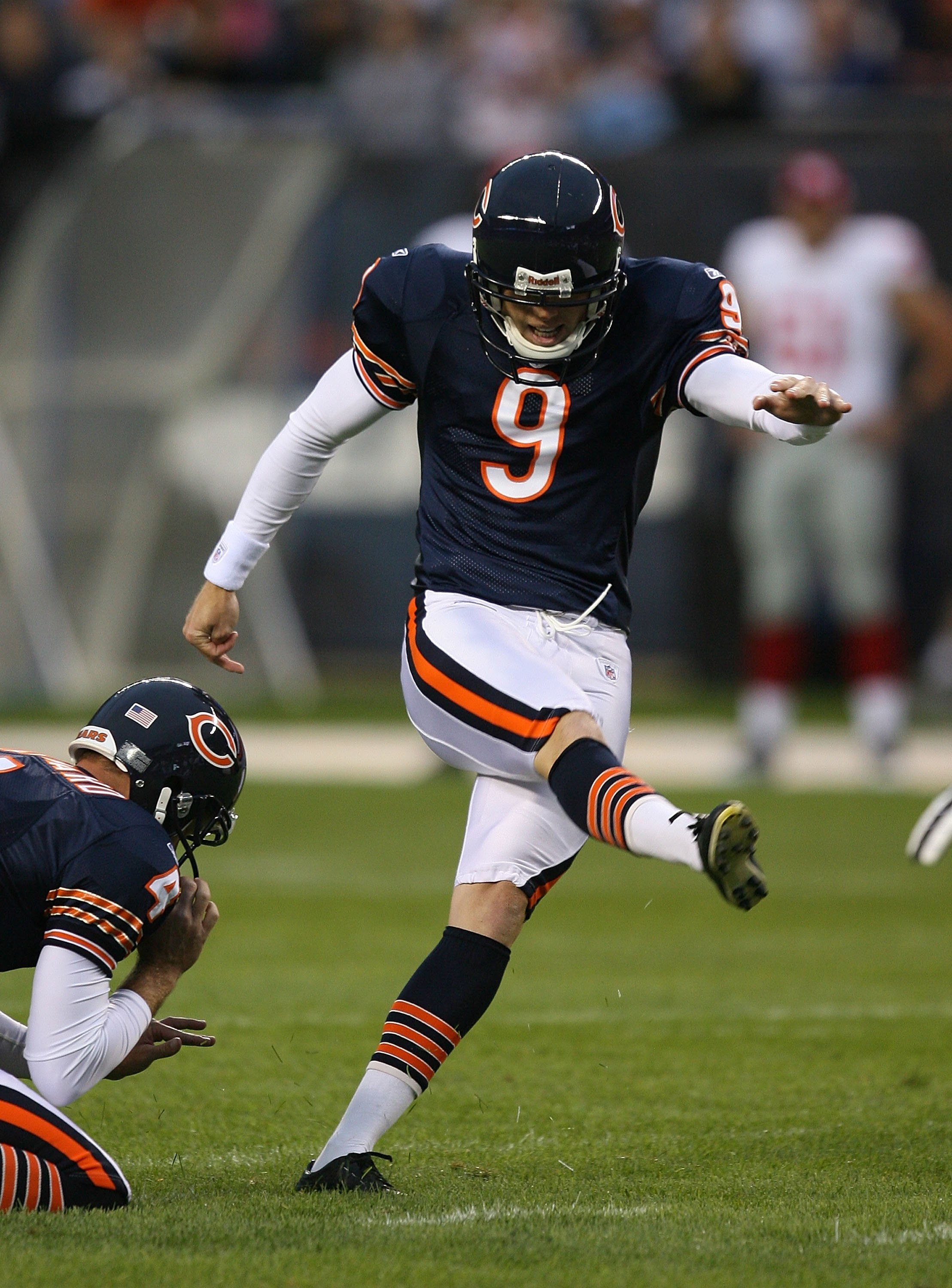CHICAGO - AUGUST 22: Robbie Gould #9 of the Chicago Bears kicks a field goal against the New York Giants during a pre-season game on August 22, 2009 at Soldier Field in Chicago, Illinois. The Bears defeated the Giants 17-3. (Photo by Jonathan Daniel/Getty