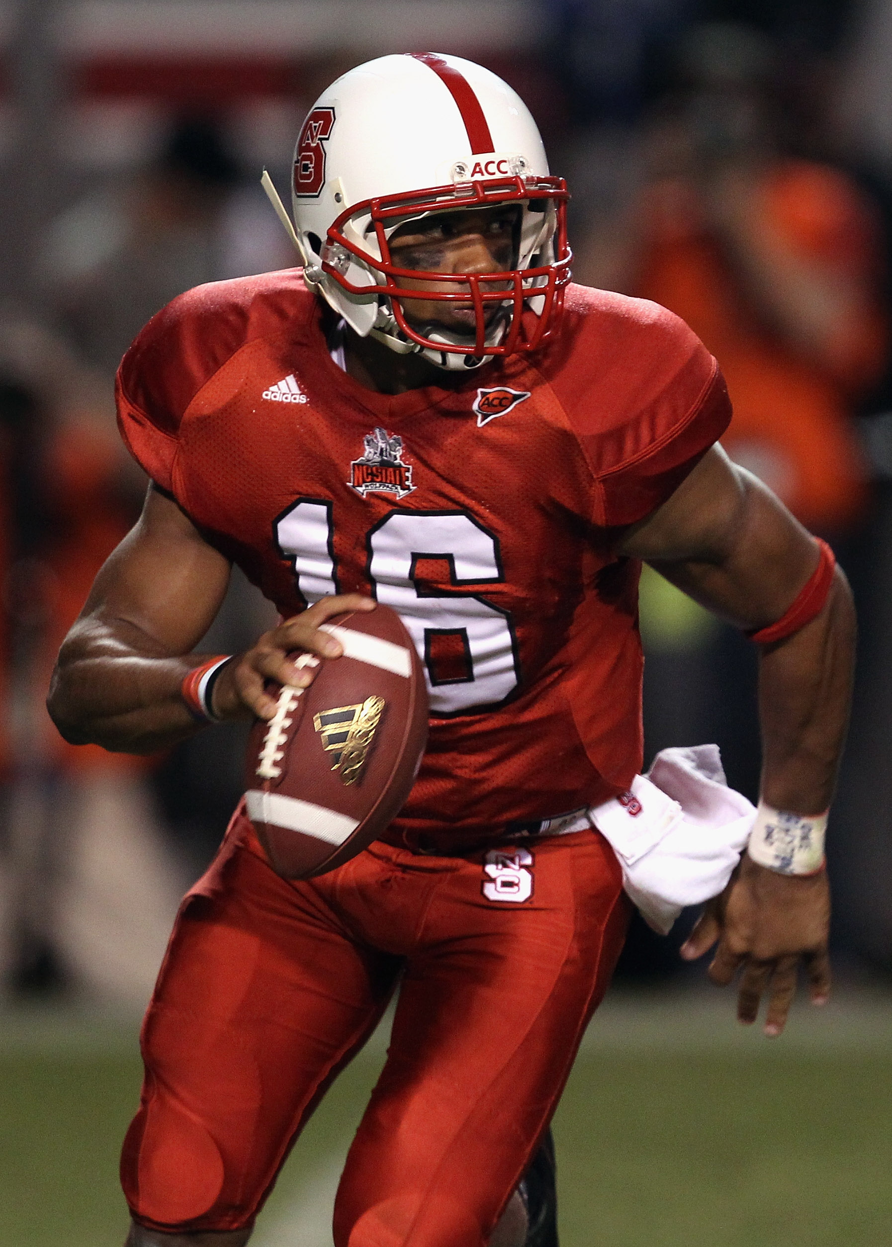 RALEIGH, NC - SEPTEMBER 16:  Russell Wilson #16 of the North Carolina State Wolfpack runs with the ball against the Cincinnati Bearcats during their game at Carter-Finley Stadium on September 16, 2010 in Raleigh, North Carolina.  (Photo by Streeter Lecka/